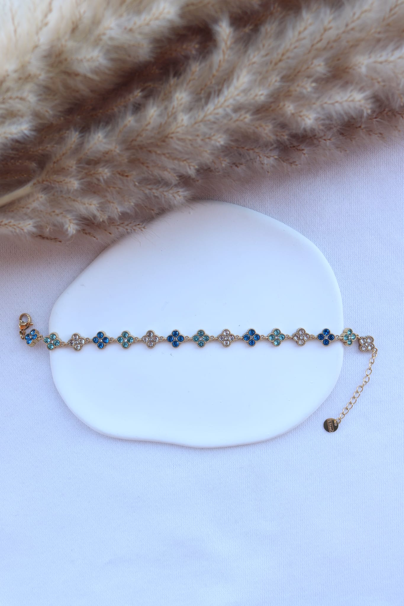 Pulseira de Aço Dourado Inspiração Swarovski de Trevo com Brilhantes Azuis Claro