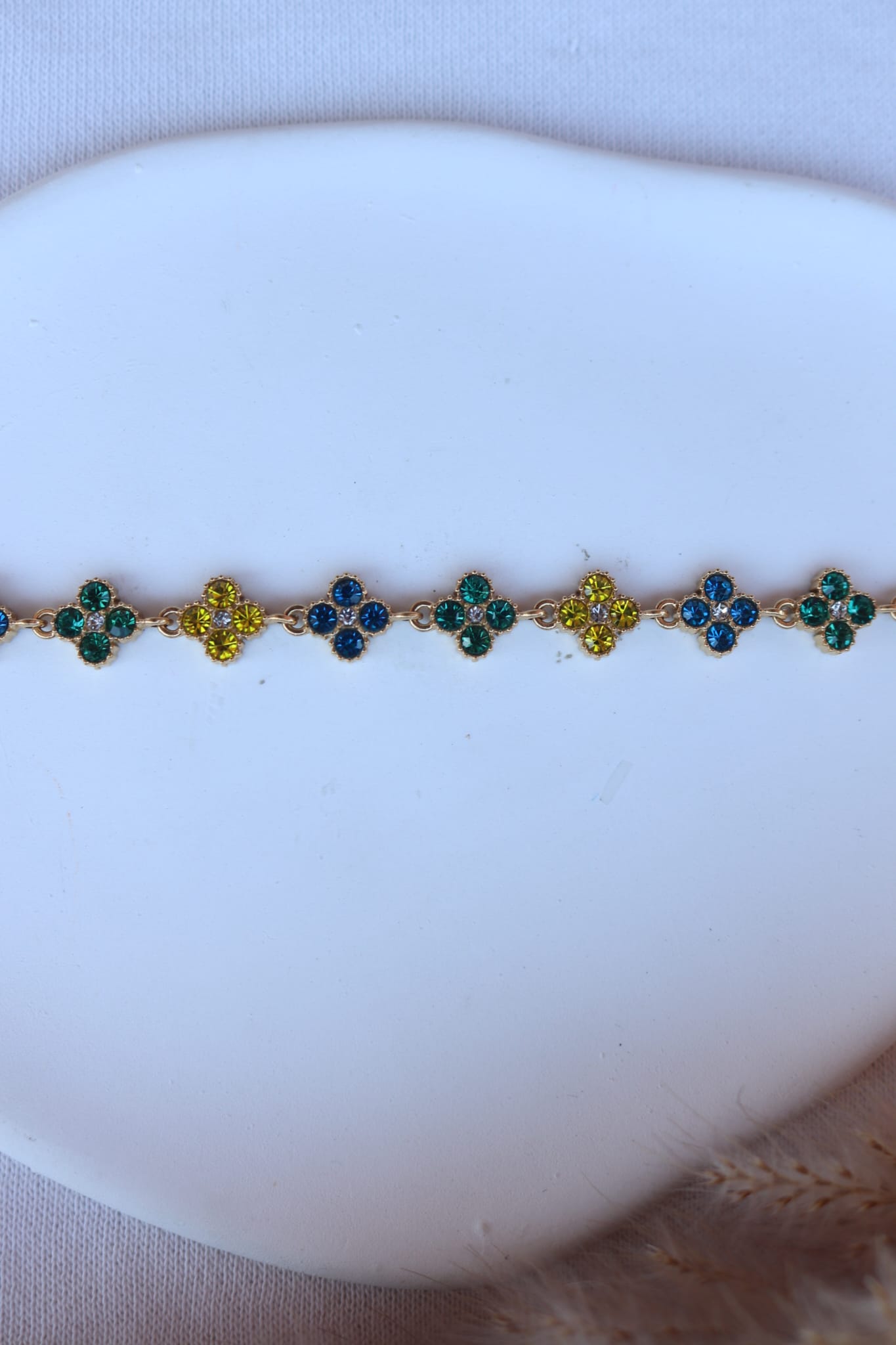 Pulseira de Aço Dourado Inspiração Swarovski de Trevo com Brilhantes Triplos Amarelo, Verde, Azul