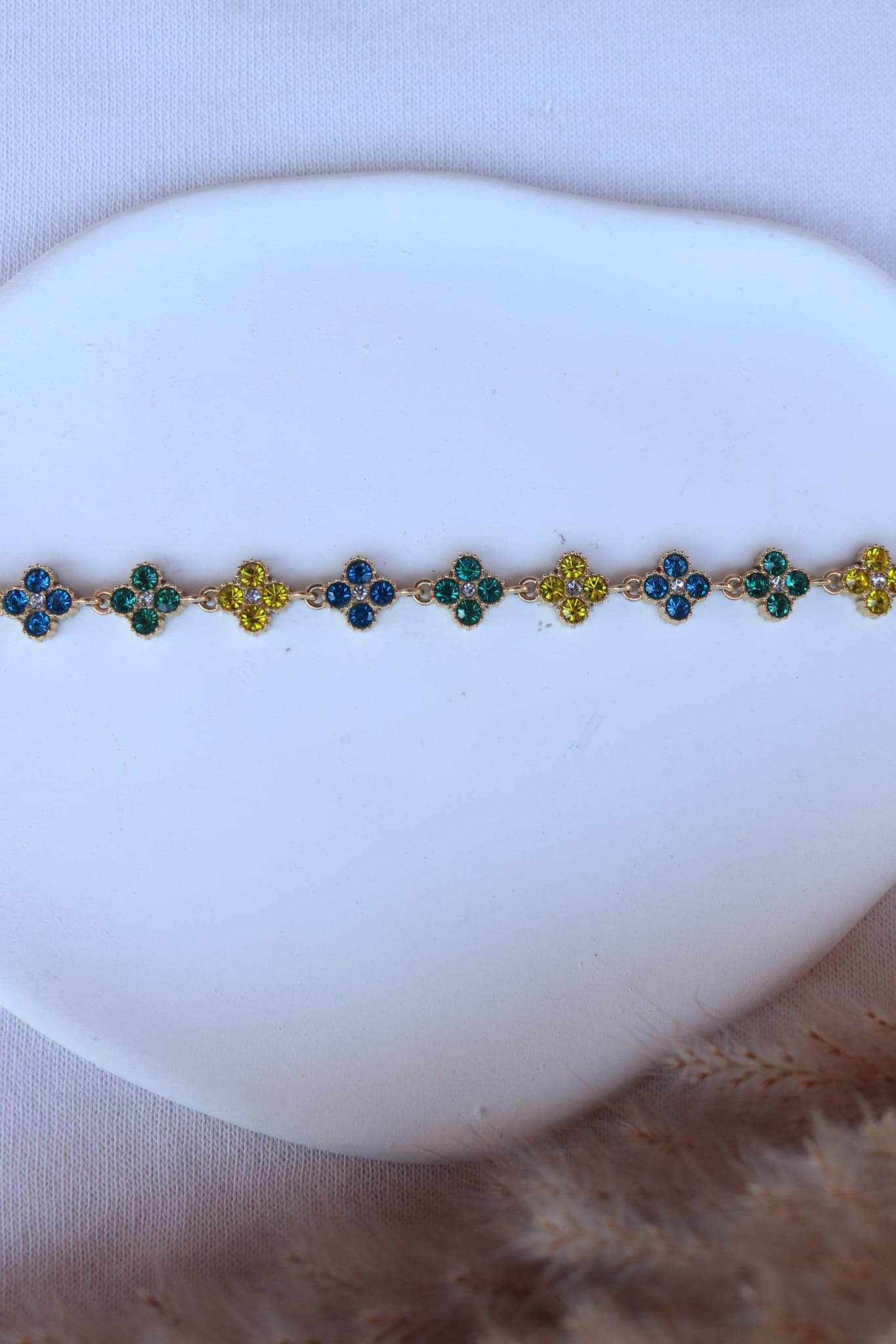 Pulseira de Aço Dourado Inspiração Swarovski de Trevo com Brilhantes Triplos Amarelo, Verde, Azul