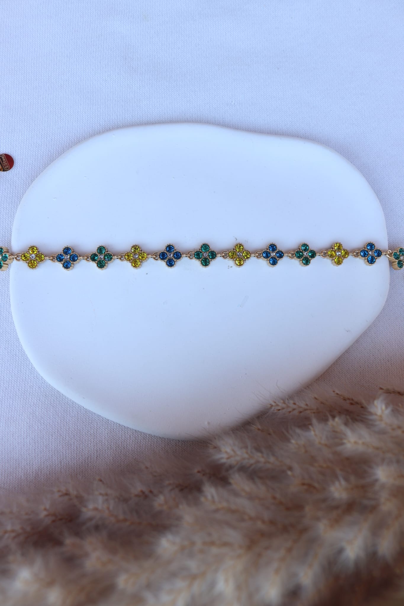 Pulseira de Aço Dourado Inspiração Swarovski de Trevo com Brilhantes Triplos Amarelo, Verde, Azul