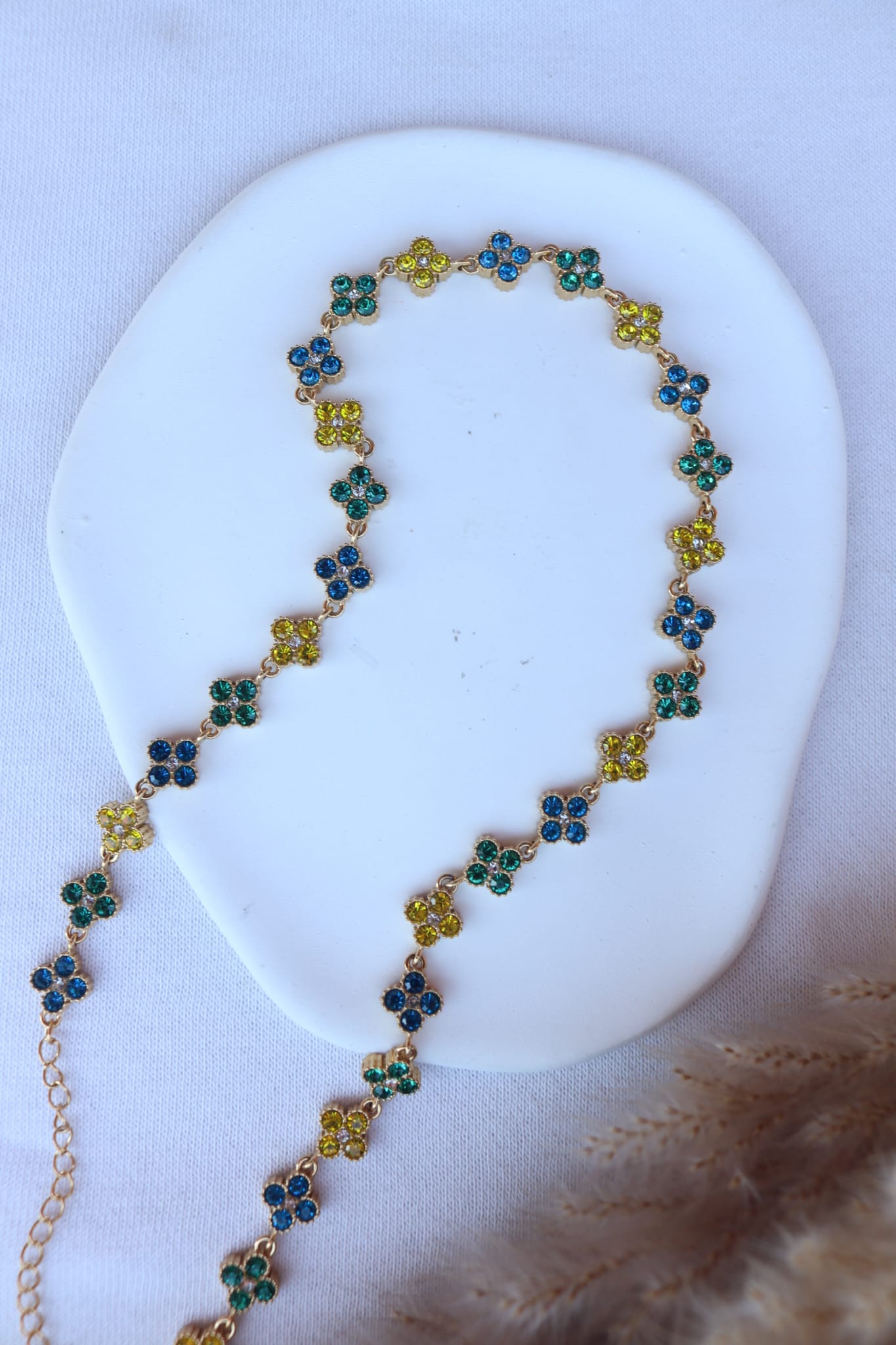 Colar de Aço Dourado Inspiração Swarovski de Trevo com Brilhantes Triplos Amarelo, Verde, Azul