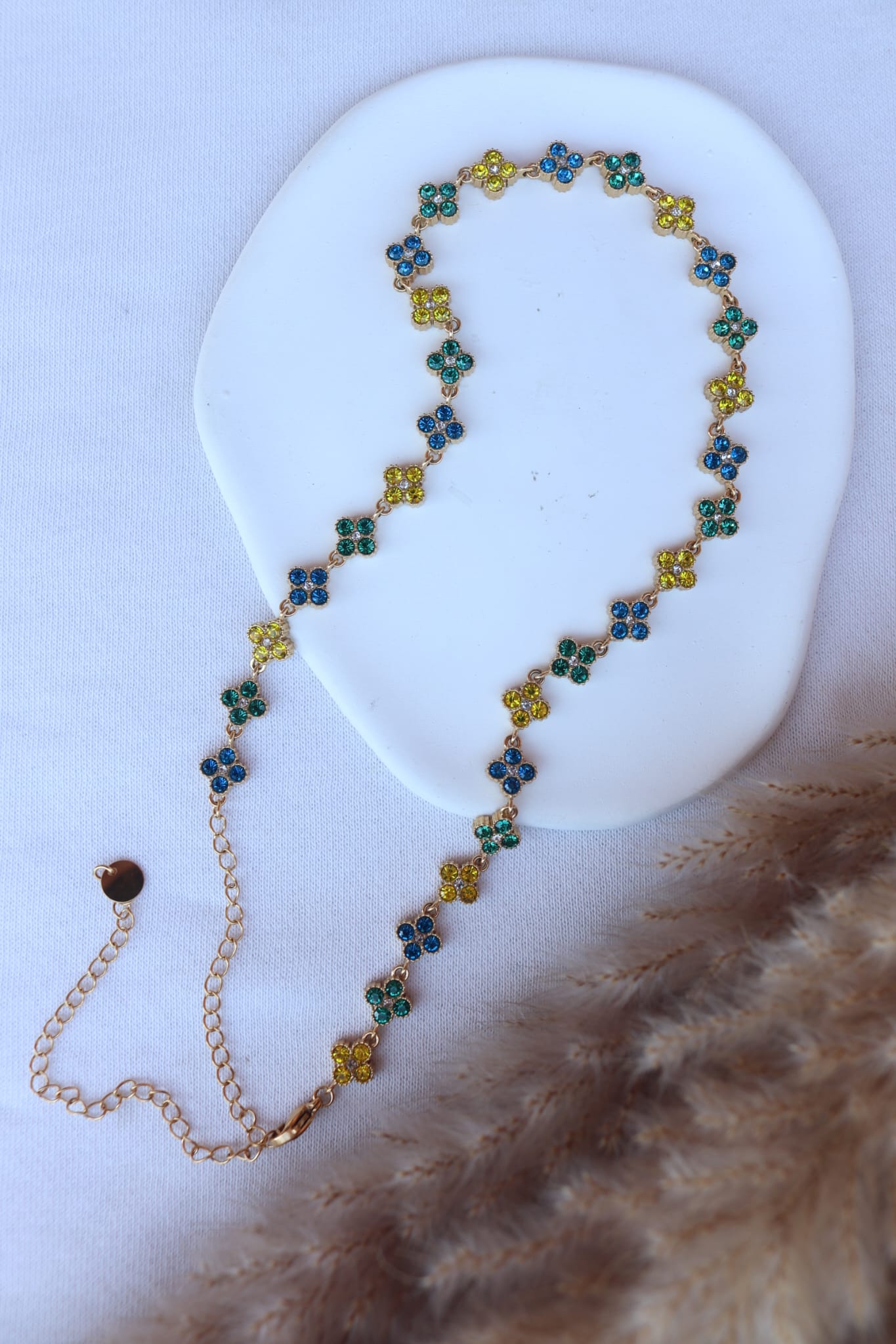 Colar de Aço Dourado Inspiração Swarovski de Trevo com Brilhantes Triplos Amarelo, Verde, Azul