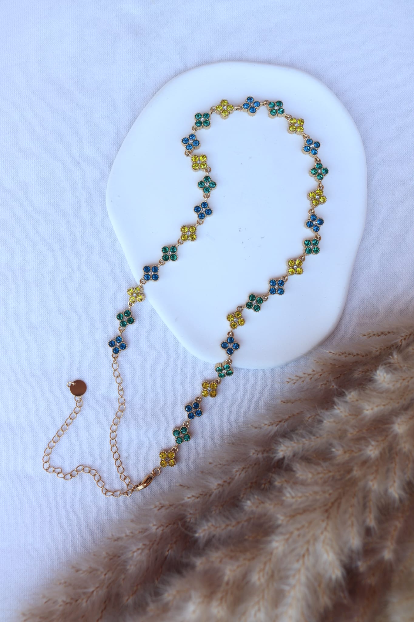 Colar de Aço Dourado Inspiração Swarovski de Trevo com Brilhantes Triplos Amarelo, Verde, Azul