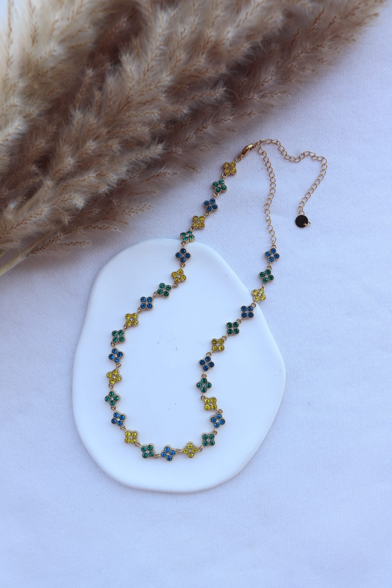 Colar de Aço Dourado Inspiração Swarovski de Trevo com Brilhantes Triplos Amarelo, Verde, Azul