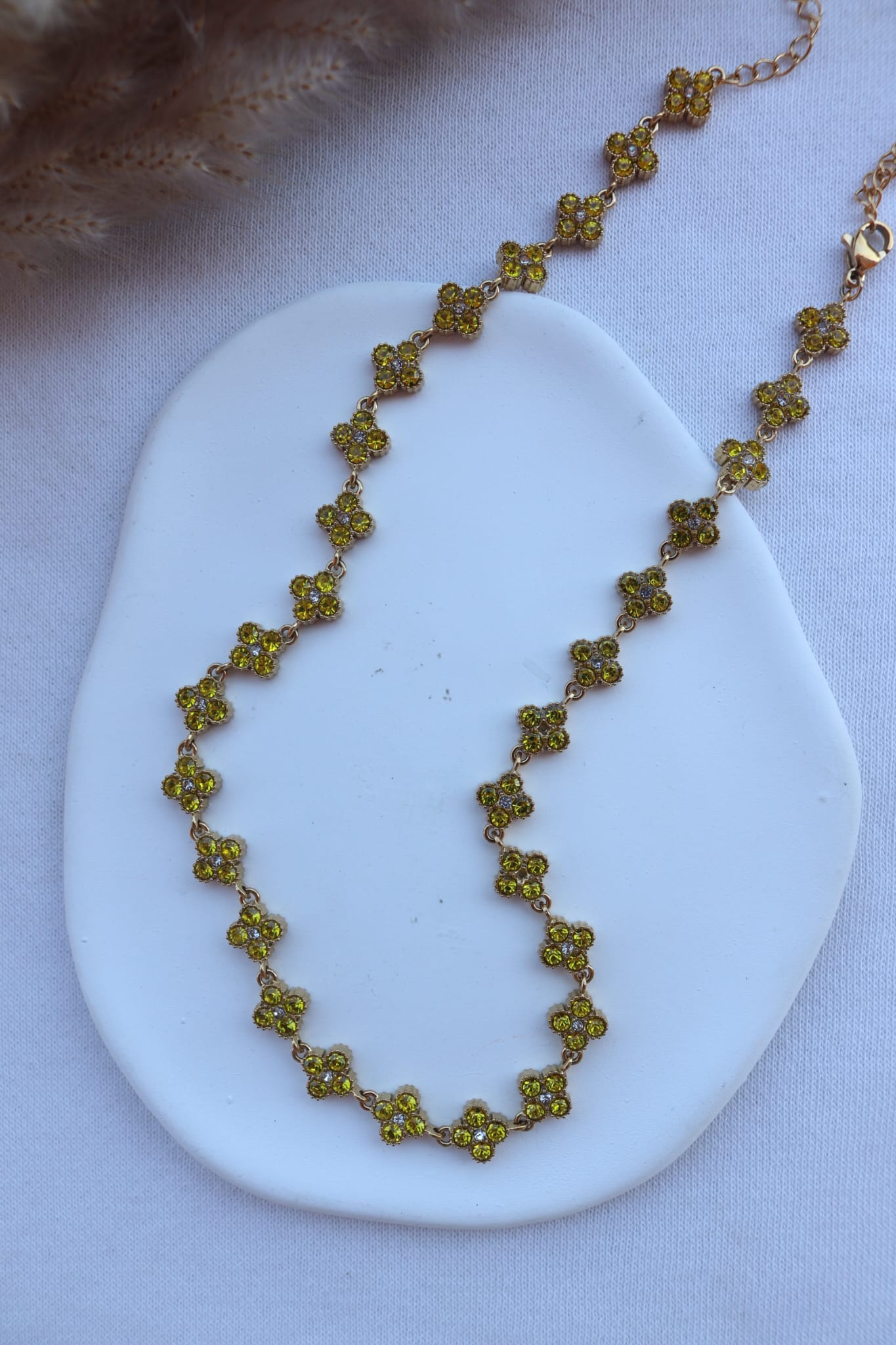 Colar de Aço Dourado Inspiração Swarovski de Trevo com Brilhantes Amarelos