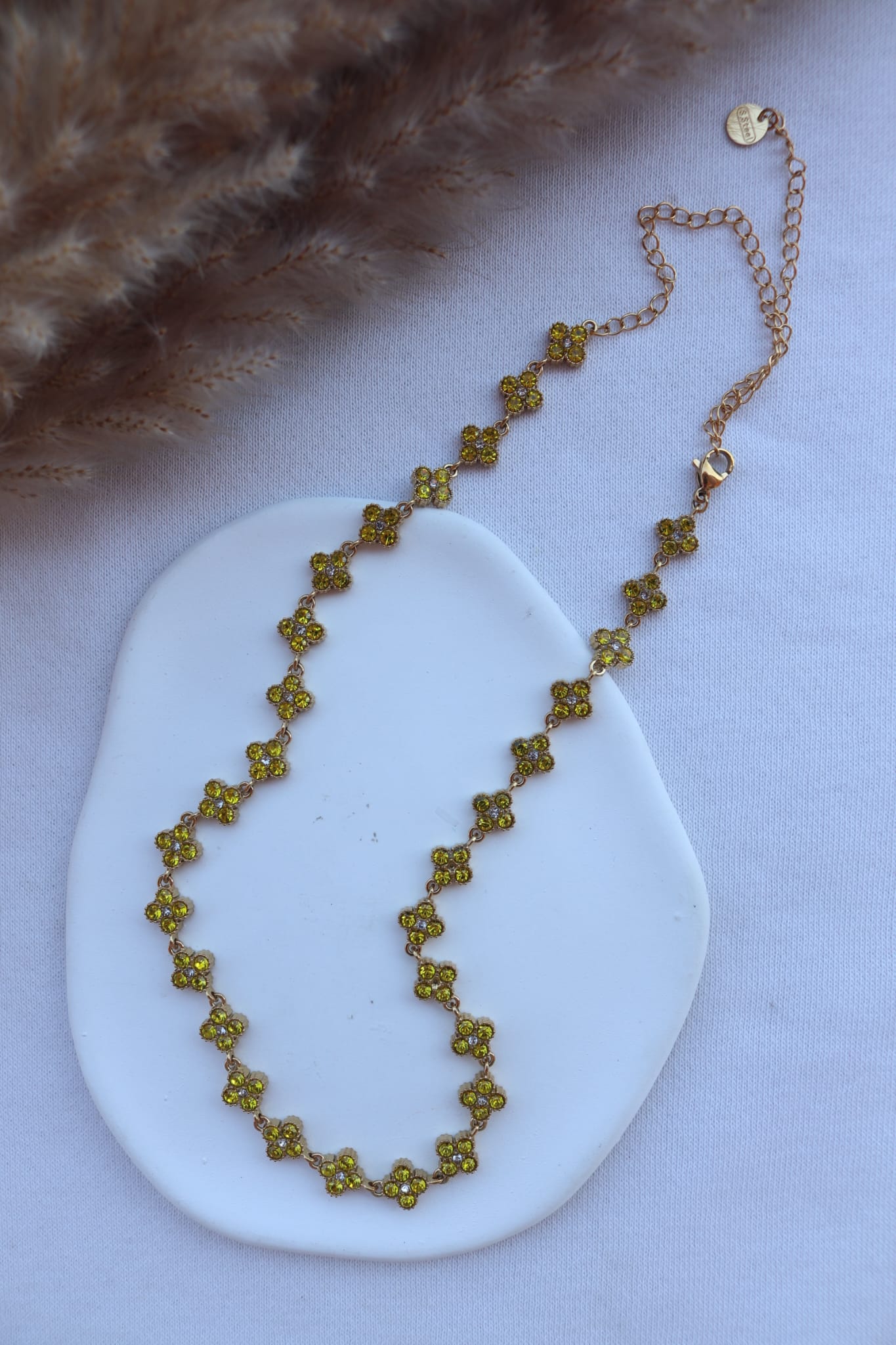 Colar de Aço Dourado Inspiração Swarovski de Trevo com Brilhantes Amarelos