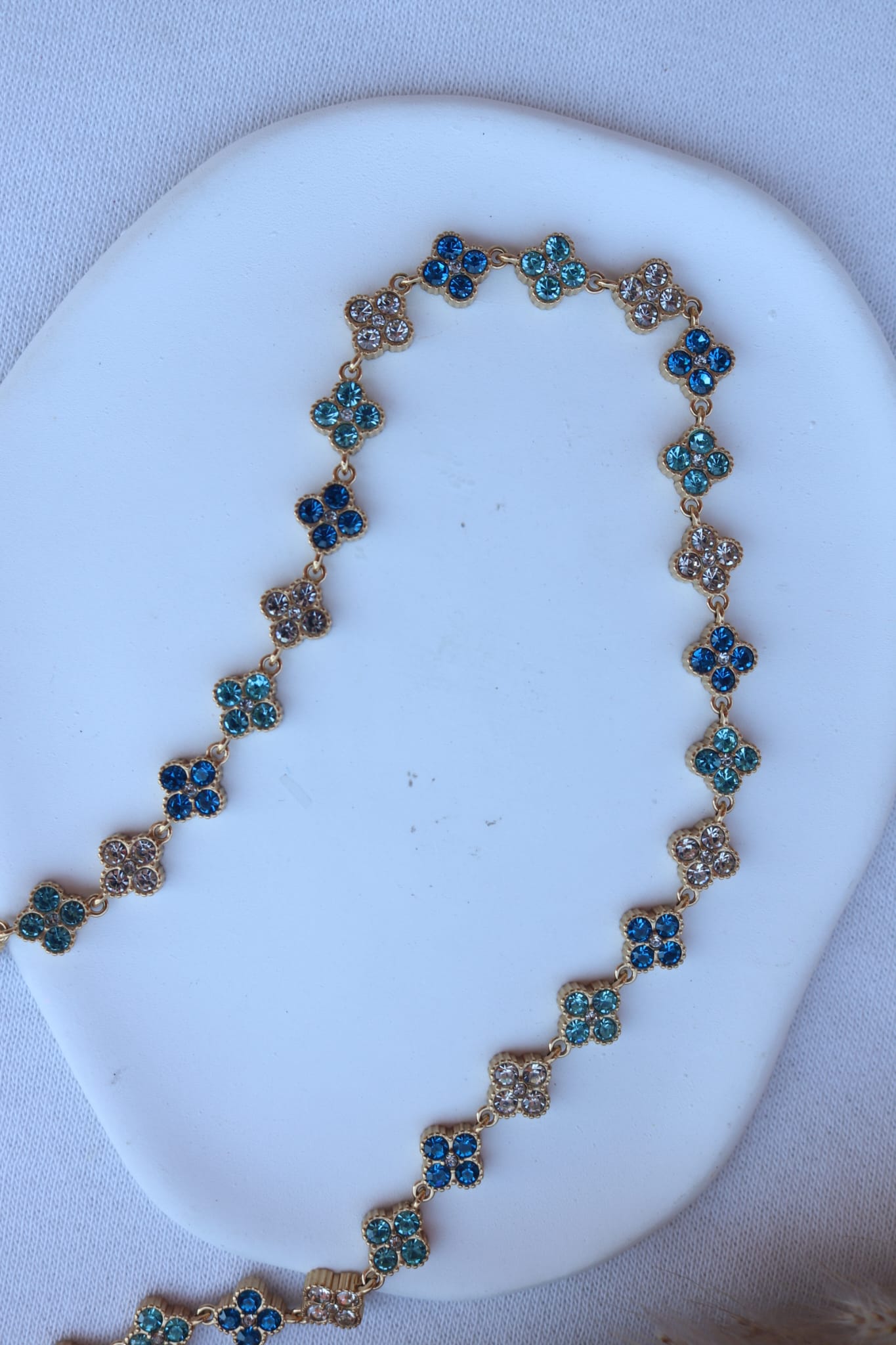 Colar de Aço Dourado Inspiração Swarovski de Trevo com Brilhantes Triplos Branco, Verde, Azul