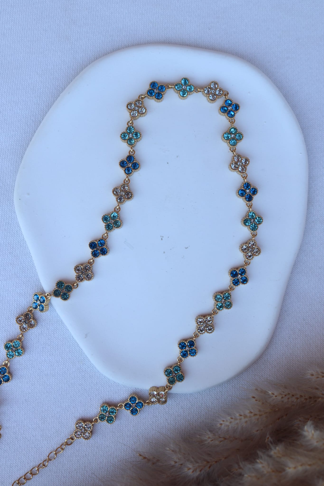 Colar de Aço Dourado Inspiração Swarovski de Trevo com Brilhantes Triplos Branco, Verde, Azul
