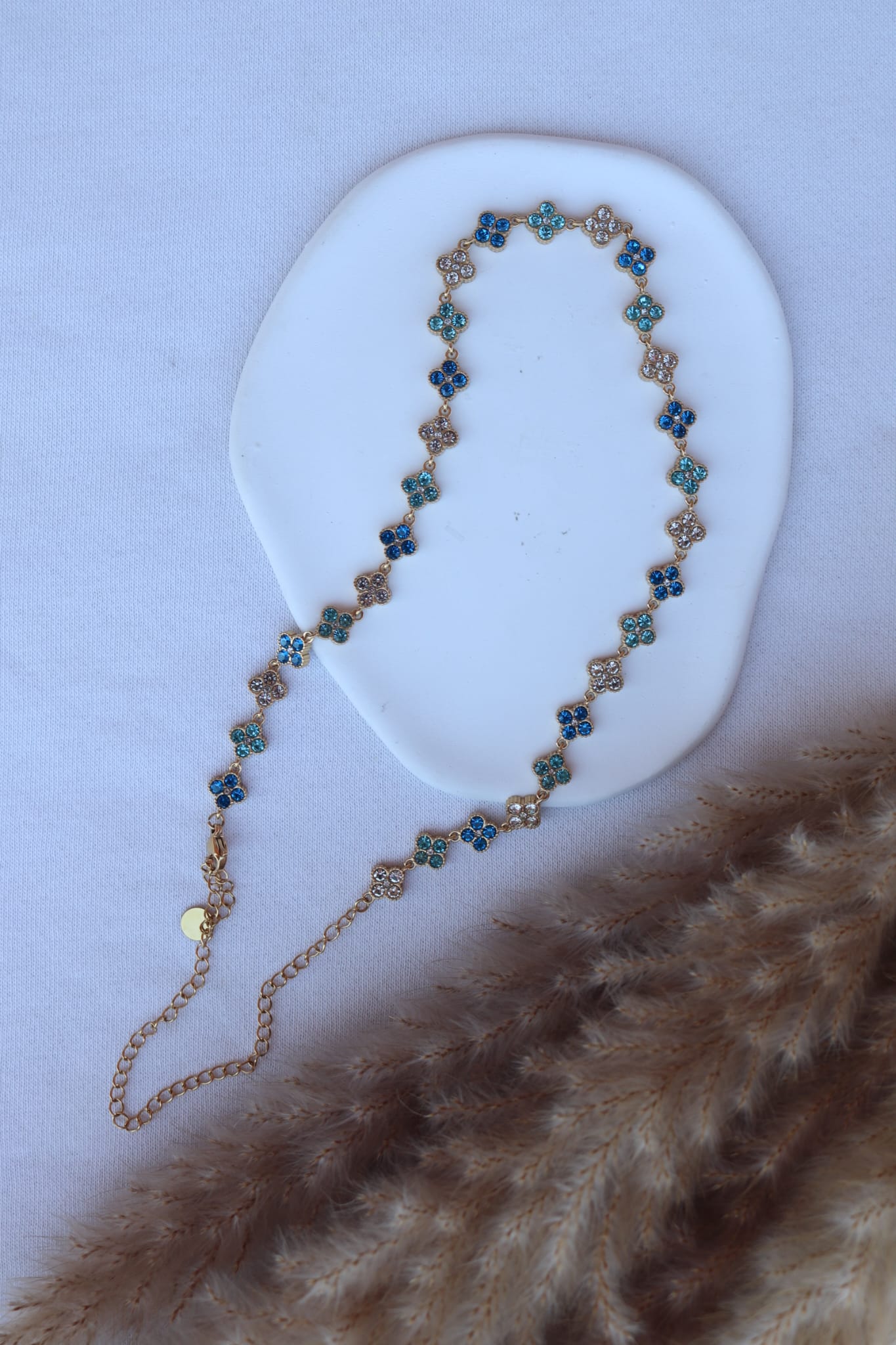 Colar de Aço Dourado Inspiração Swarovski de Trevo com Brilhantes Triplos Branco, Verde, Azul