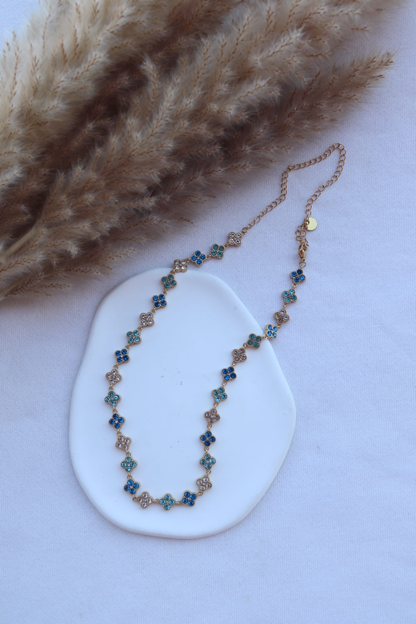 Colar de Aço Dourado Inspiração Swarovski de Trevo com Brilhantes Triplos Branco, Verde, Azul
