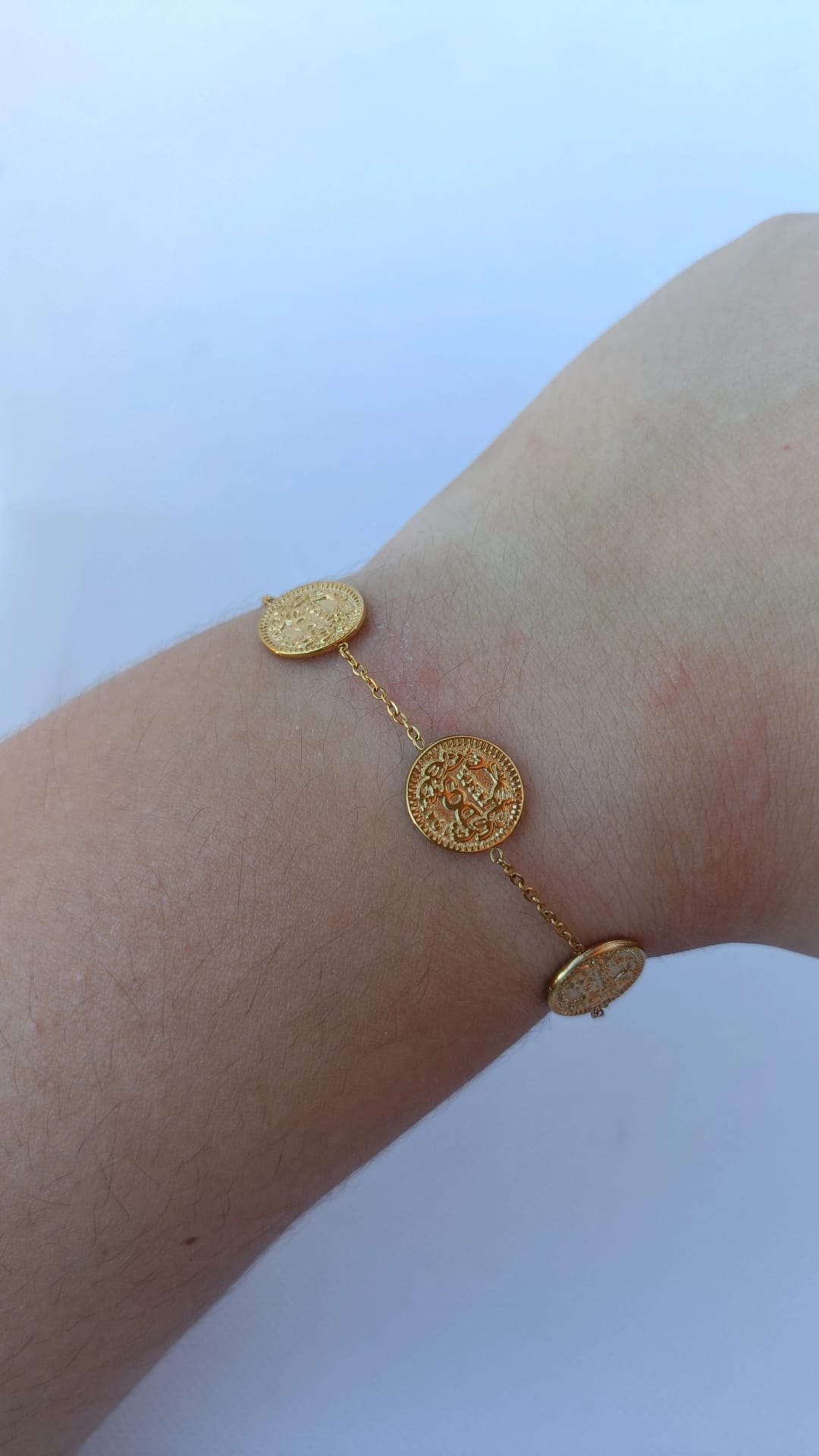 Pulseira de Aço Dourado com 3 Medalhas da Rainha da Inglaterra