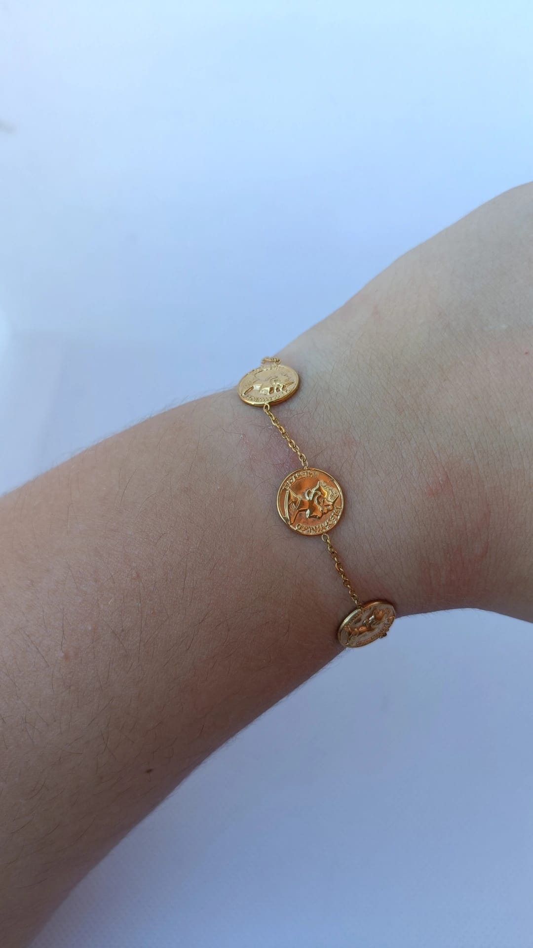 Pulseira de Aço Dourado com 3 Medalhas da Rainha da Inglaterra