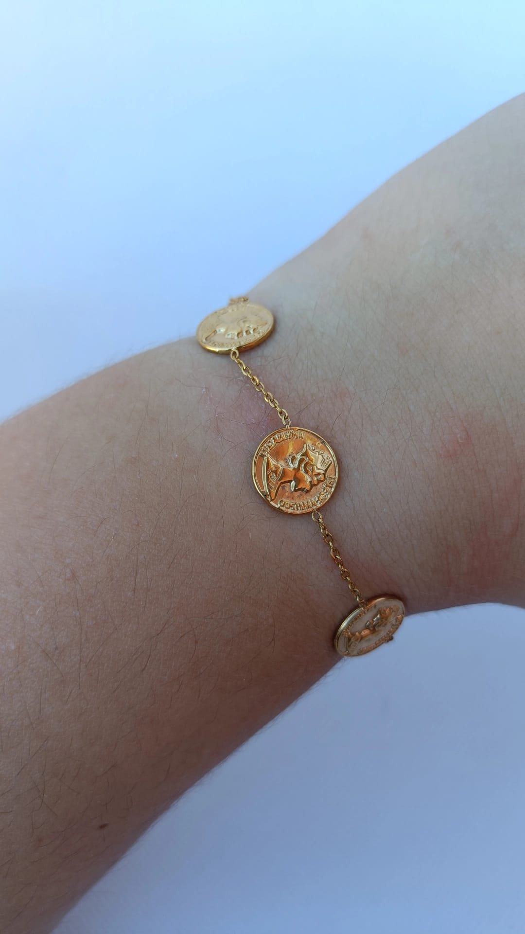 Pulseira de Aço Dourado com 3 Medalhas da Rainha da Inglaterra