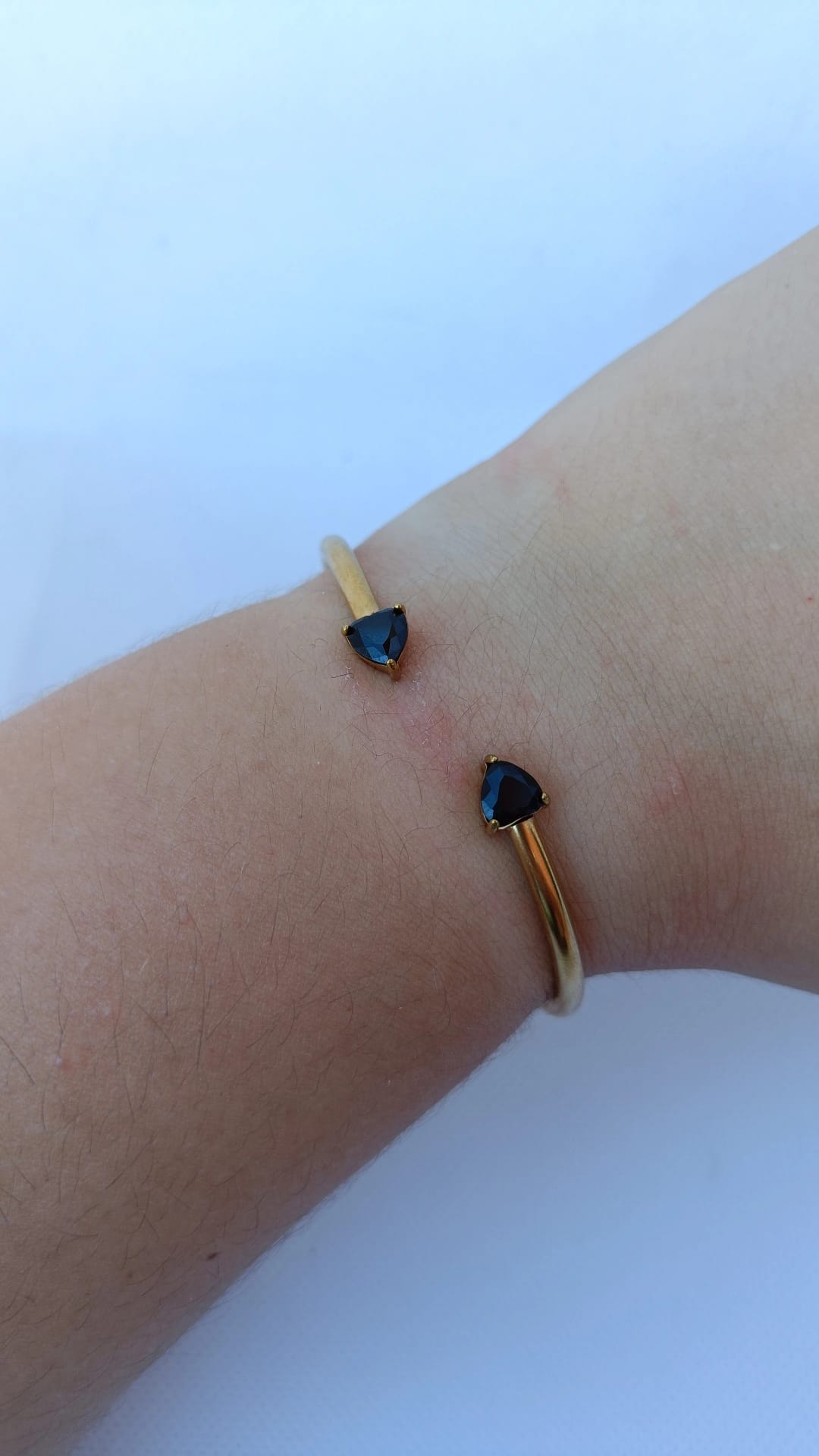 Pulseira de Aço Dourado Rígida de 2 Corações Pretos