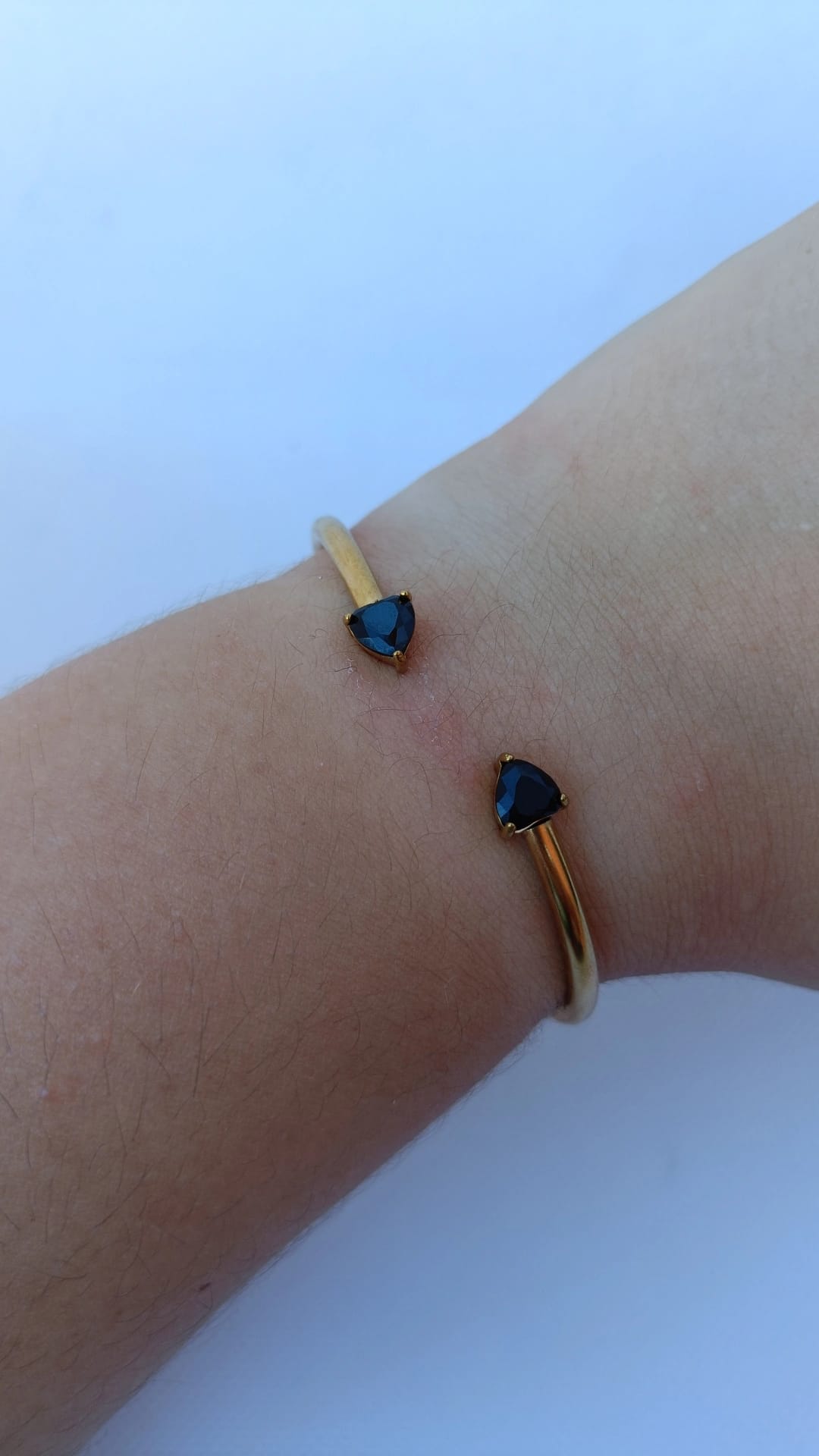 Pulseira de Aço Dourado Rígida de 2 Corações Pretos