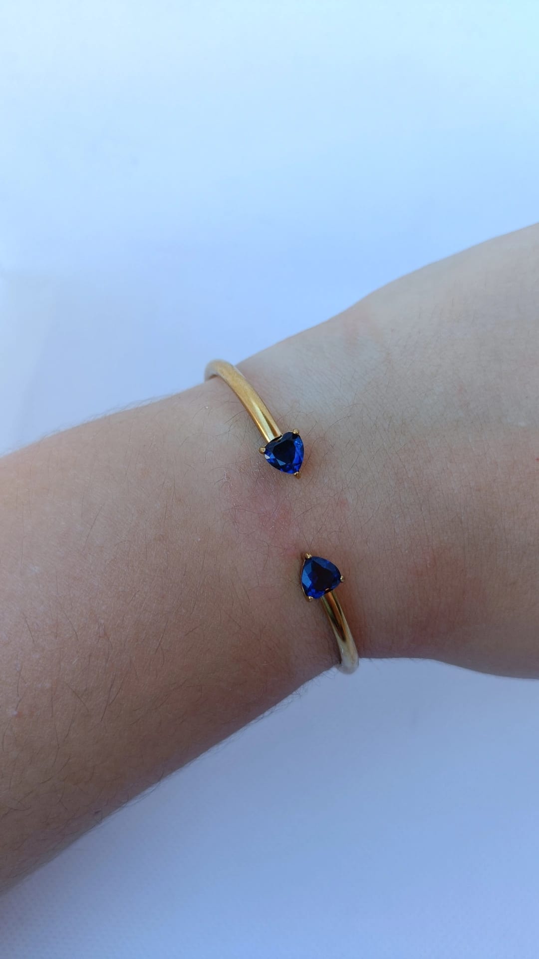 Pulseira de Aço Dourado Rígida de 2 Corações Azuis