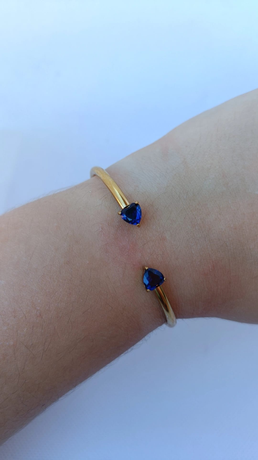 Pulseira de Aço Dourado Rígida de 2 Corações Azuis