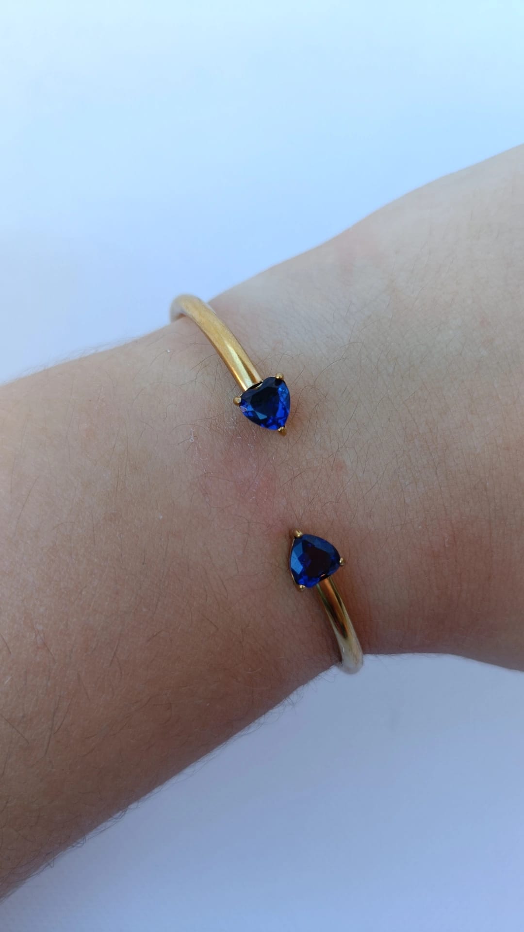 Pulseira de Aço Dourado Rígida de 2 Corações Azuis