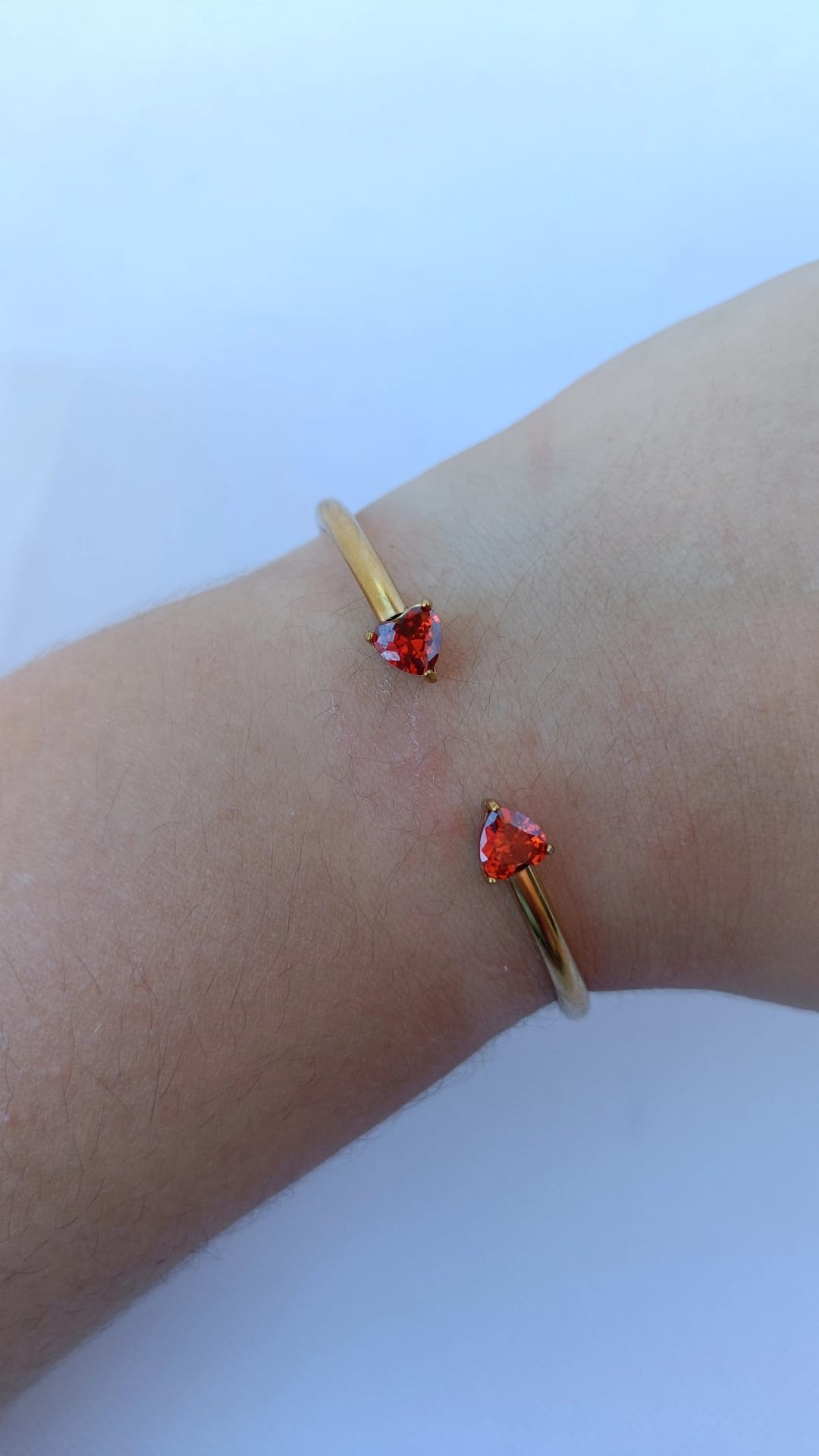 Pulseira de Aço Dourado Rígida de 2 Corações Vermelhos