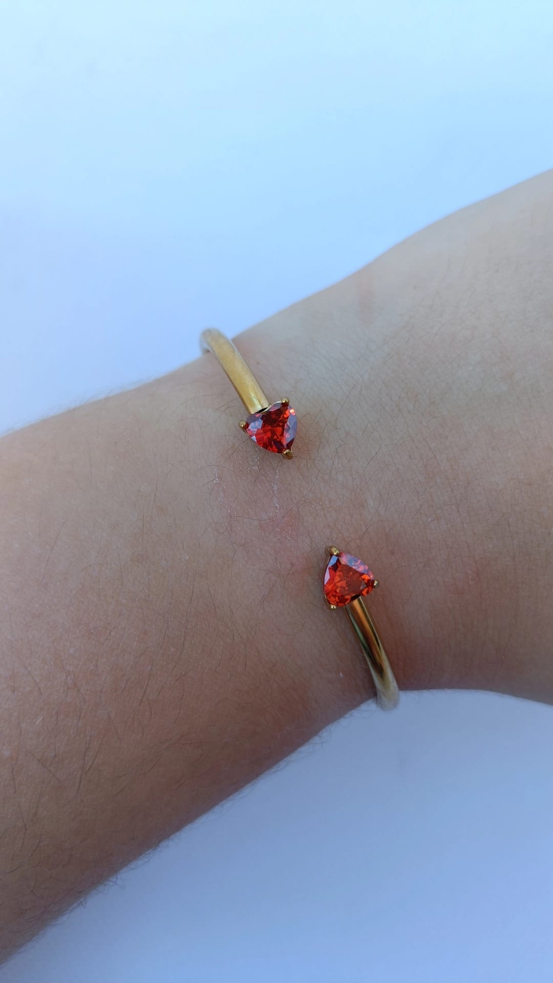Pulseira de Aço Dourado Rígida de 2 Corações Vermelhos