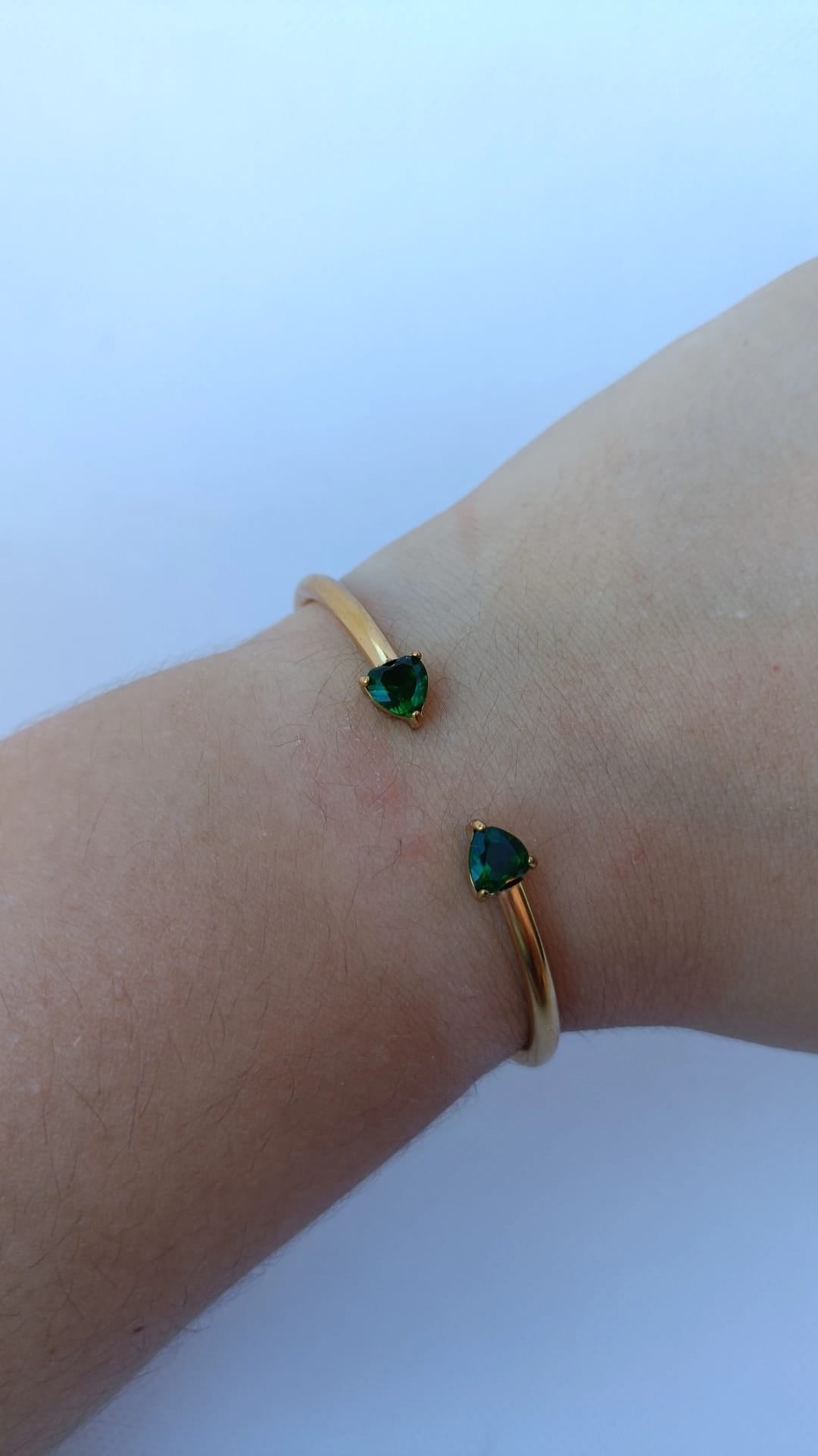 Pulseira de Aço Dourado Rígida de 2 Corações Verdes
