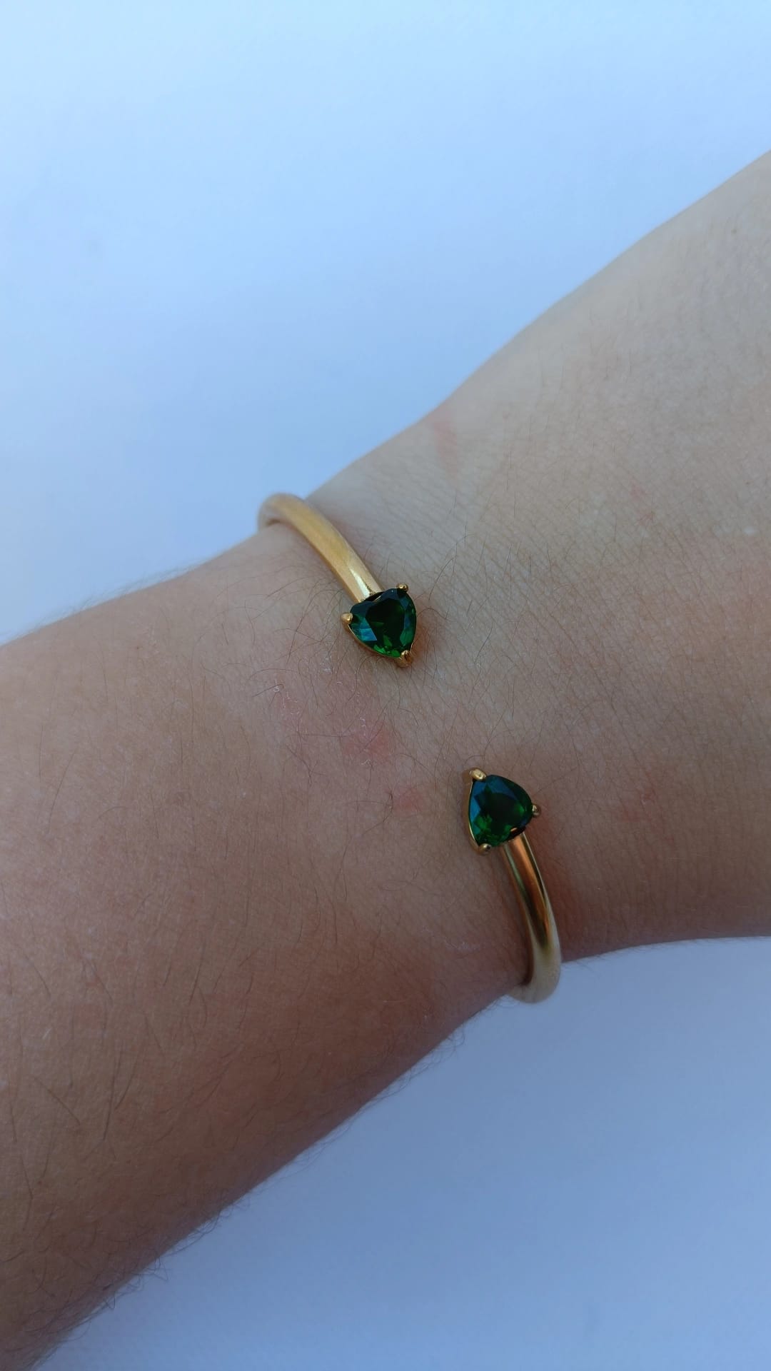 Pulseira de Aço Dourado Rígida de 2 Corações Verdes