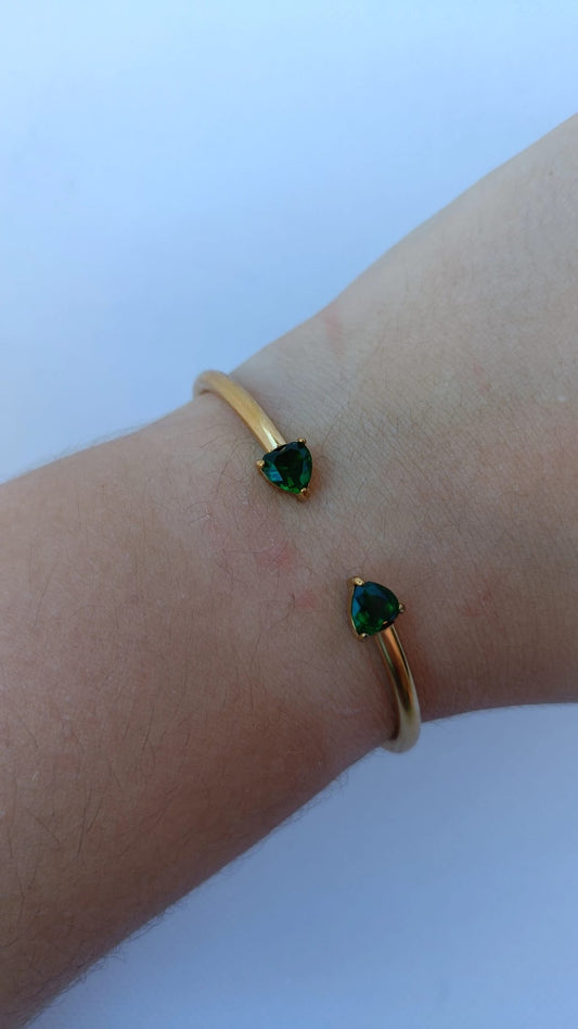 Pulseira de Aço Dourado Rígida de 2 Corações Verdes