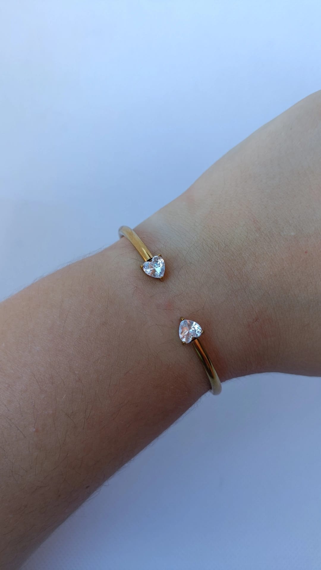 Pulseira de Aço Dourado Rígida de 2 Corações Brancos