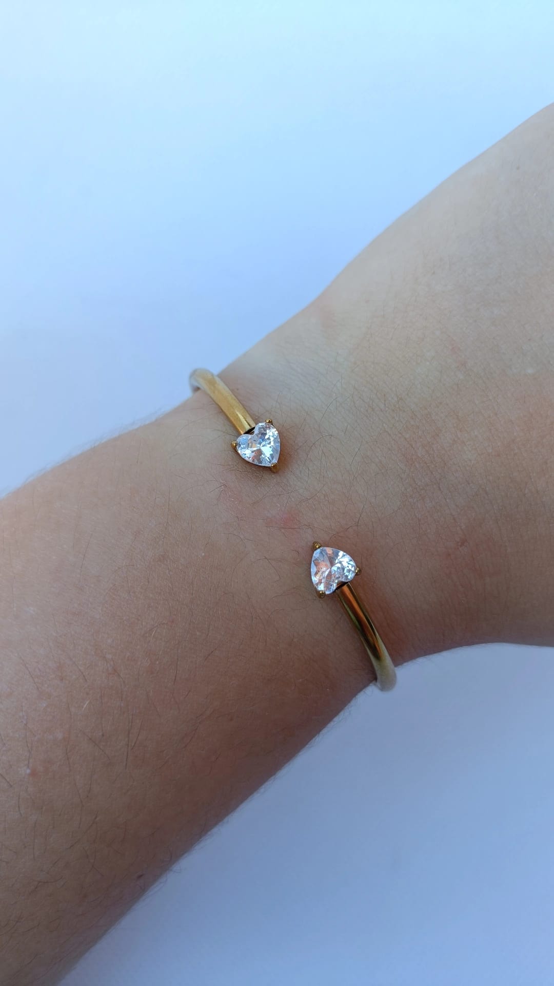 Pulseira de Aço Dourado Rígida de 2 Corações Brancos