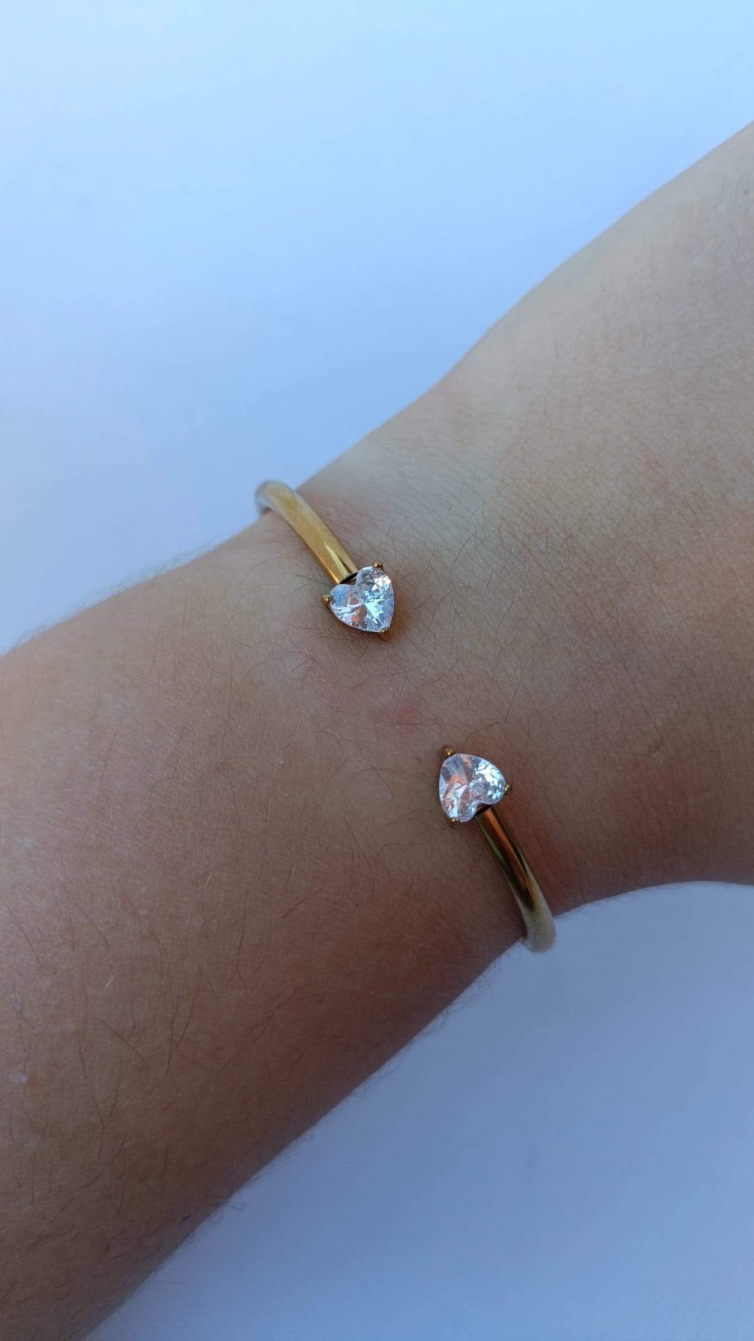 Pulseira de Aço Dourado Rígida de 2 Corações Brancos