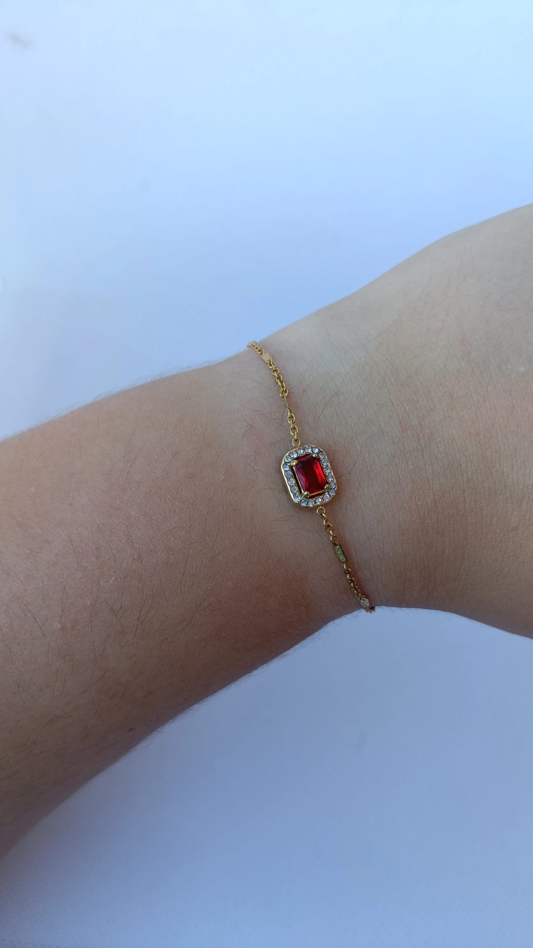 Pulseira de Aço Dourado com Zircônia Vermelha Retangular