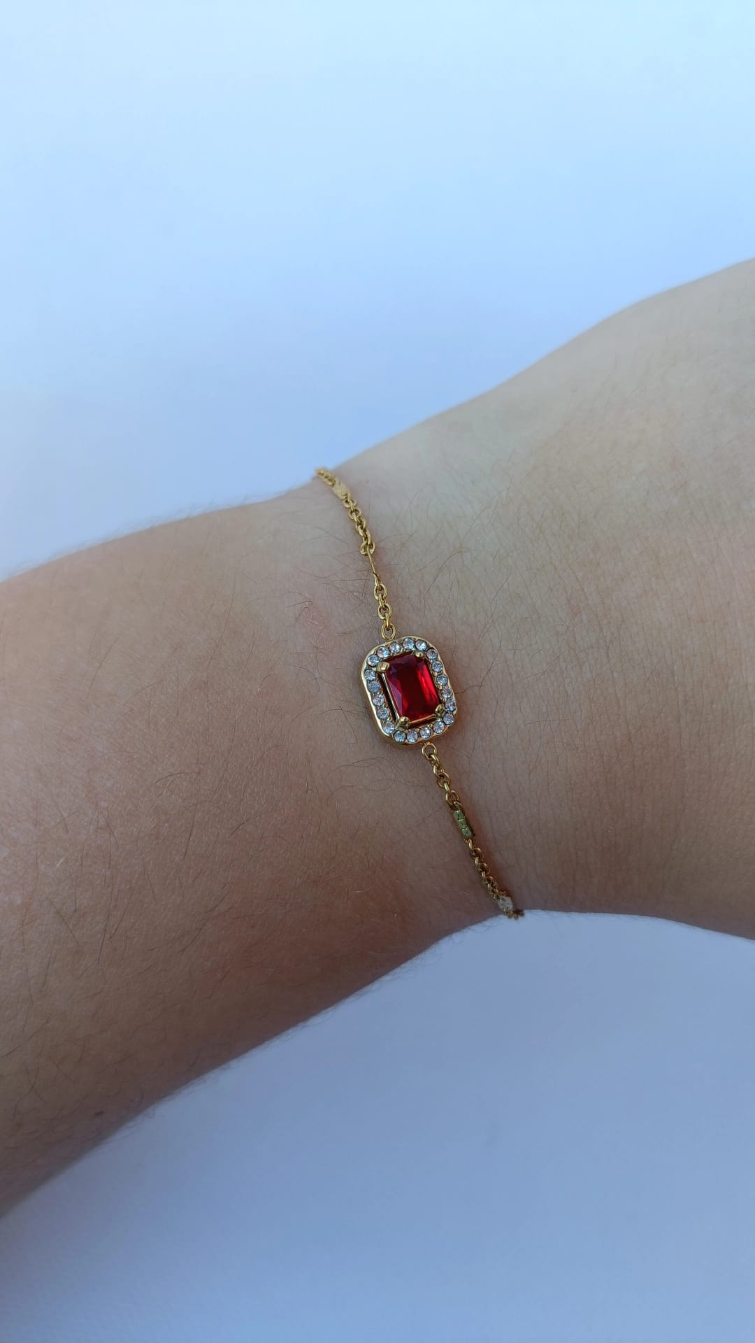 Pulseira de Aço Dourado com Zircônia Vermelha Retangular