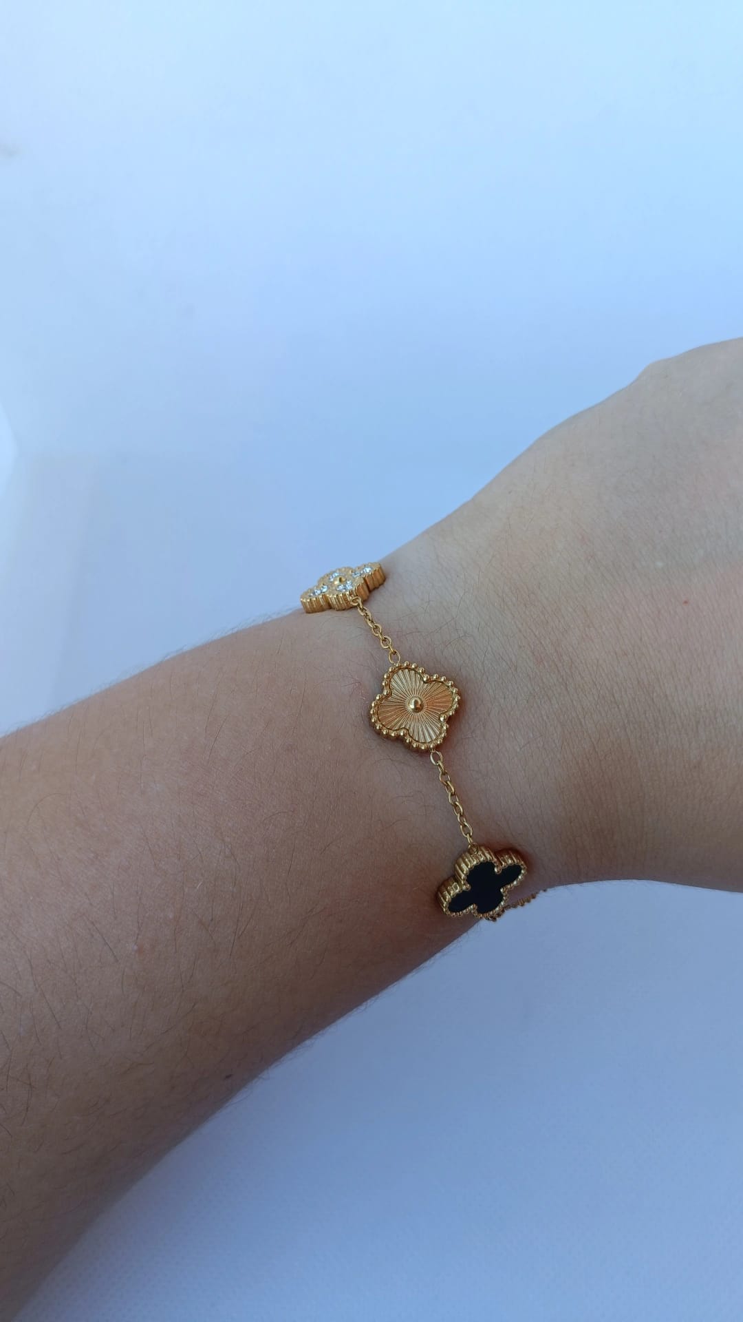 Pulseira de Aço Dourado Tripla (3 Trevos Dourado + 2 Trevos Pretos com Brilhantes)