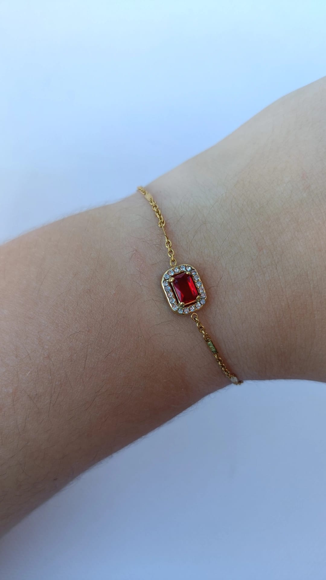 Pulseira de Aço Dourado com Zircônia Vermelha Retangular