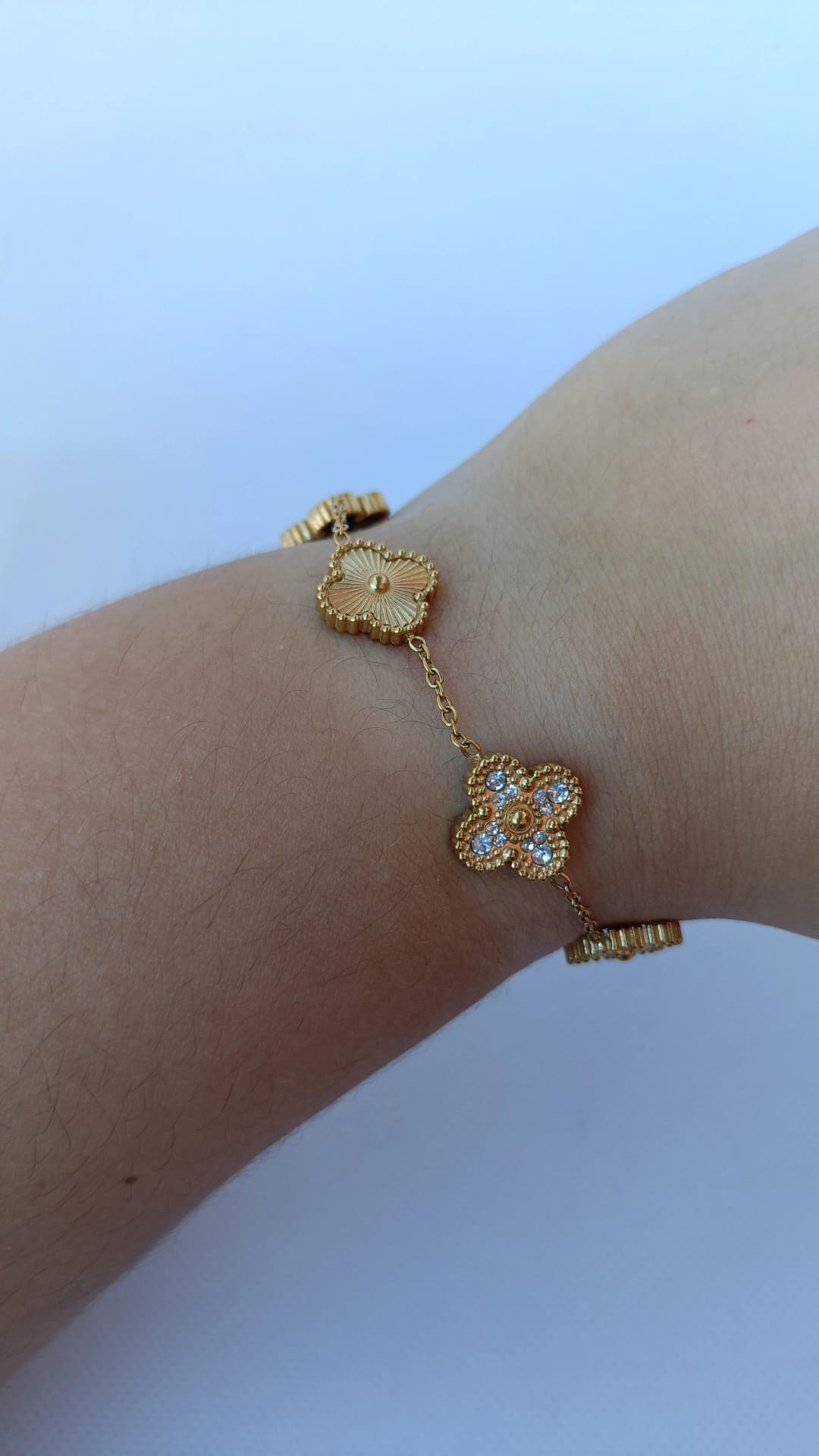 Pulseira de Aço Dourado Tripla (3 Trevos Dourado + 2 Trevos Pretos com Brilhantes)