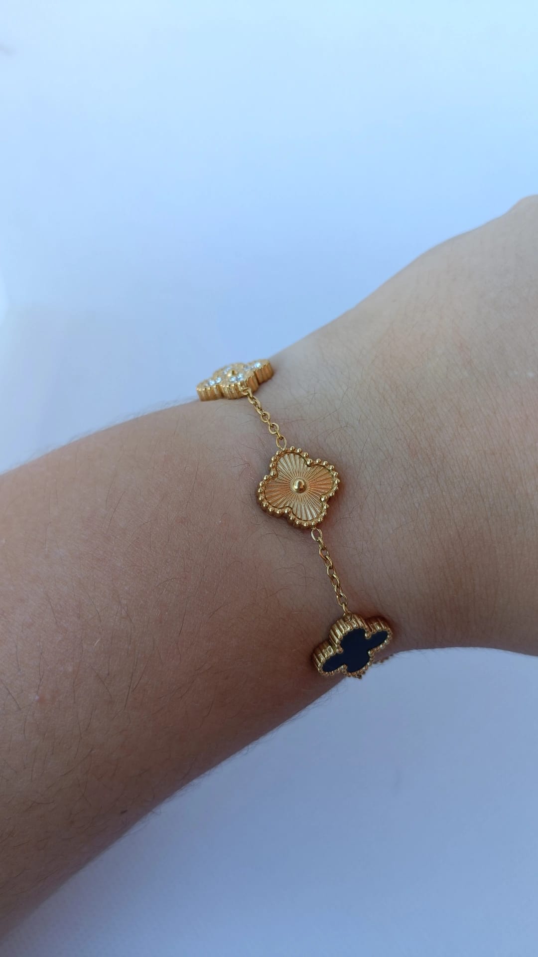 Pulseira de Aço Dourado Tripla (3 Trevos Dourado + 2 Trevos Pretos com Brilhantes)