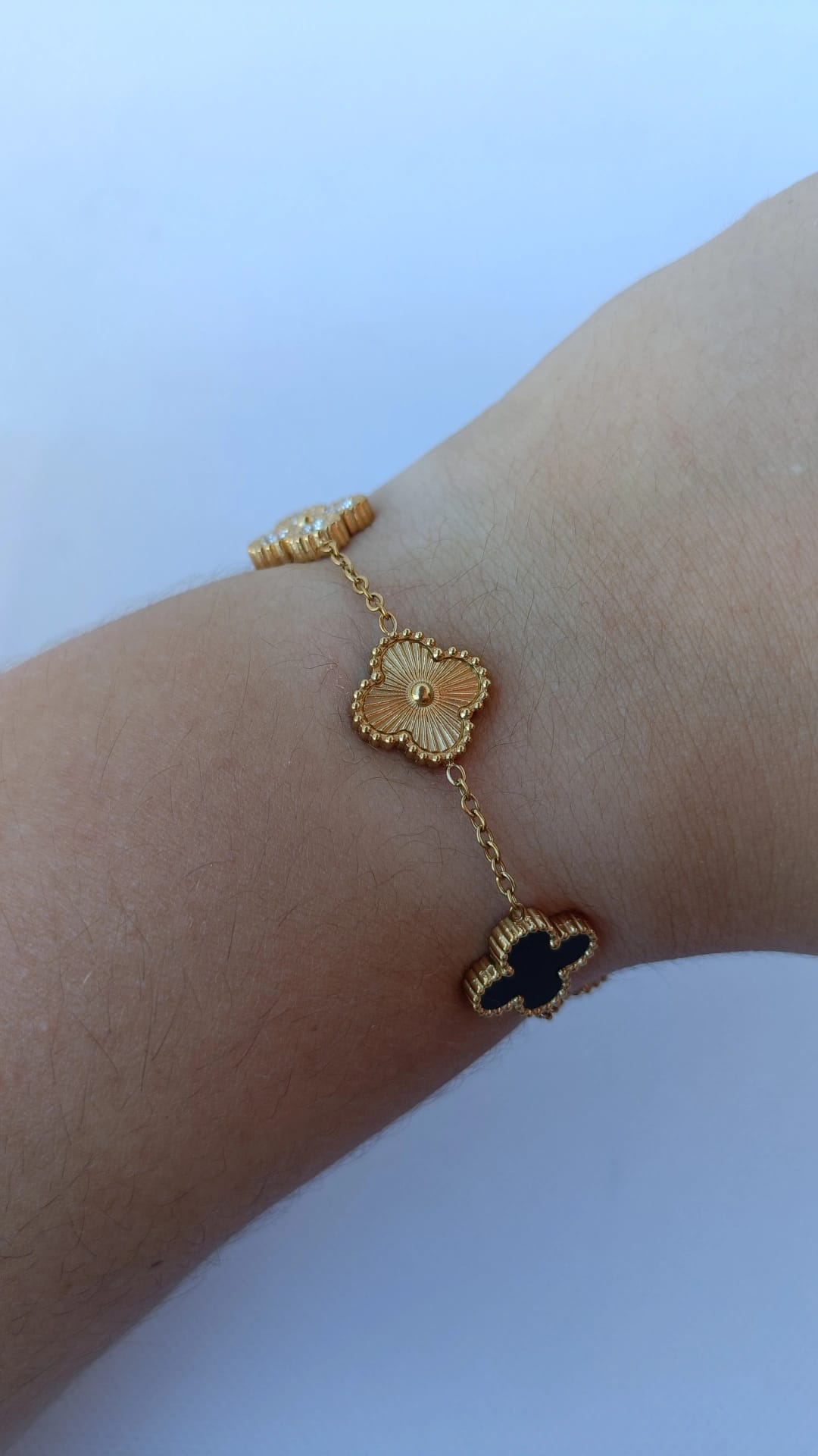 Pulseira de Aço Dourado Tripla (3 Trevos Dourado + 2 Trevos Pretos com Brilhantes)