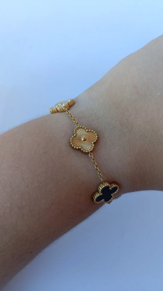 Pulseira de Aço Dourado Tripla (3 Trevos Dourado + 2 Trevos Pretos com Brilhantes)