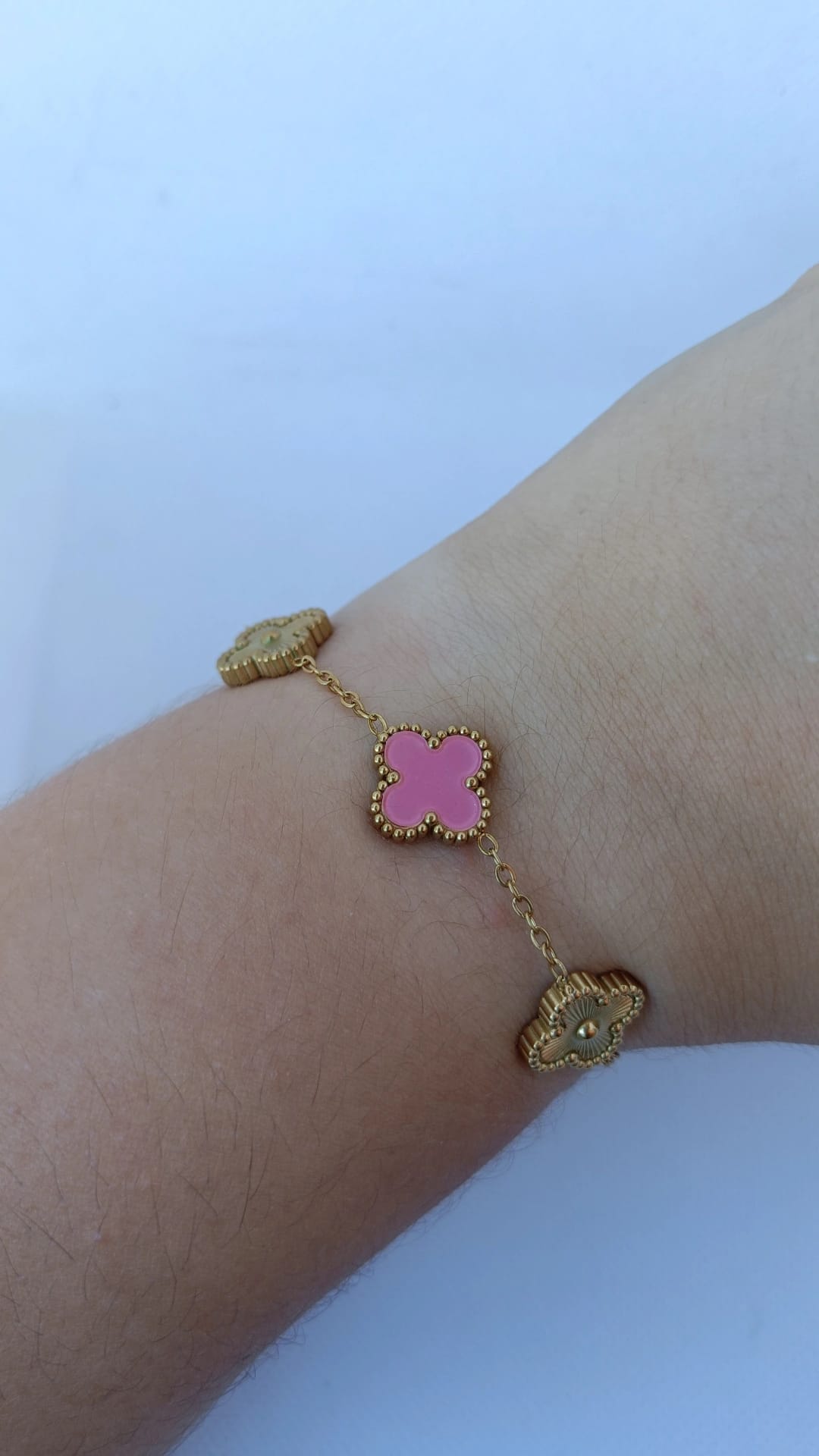 Pulseira de Aço Dourado de 3 Trevos Rosa + 2 Trevos Dourados