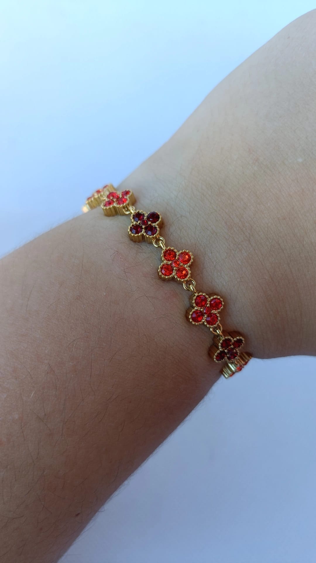 Pulseira de Aço Dourado Inspiração Swarovski de Trevo com Brilhantes Vermelhos e Laranja