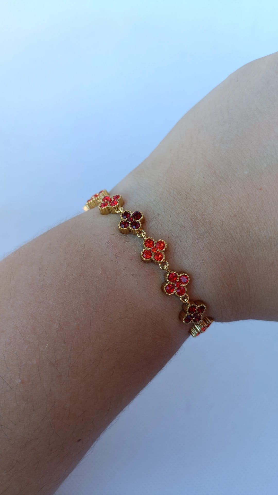 Pulseira de Aço Dourado Inspiração Swarovski de Trevo com Brilhantes Vermelhos e Laranja