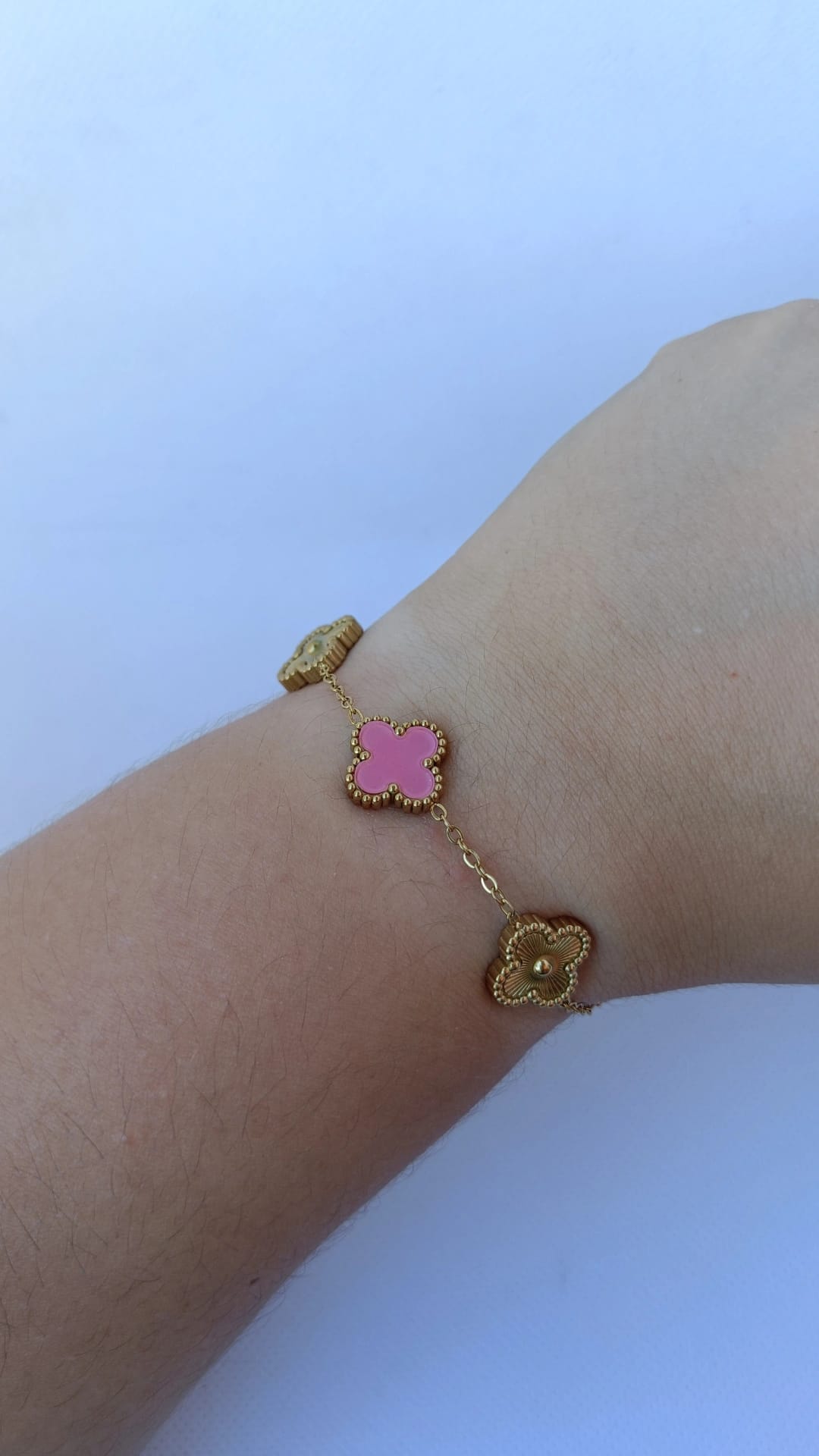 Pulseira de Aço Dourado de 3 Trevos Rosa + 2 Trevos Dourados