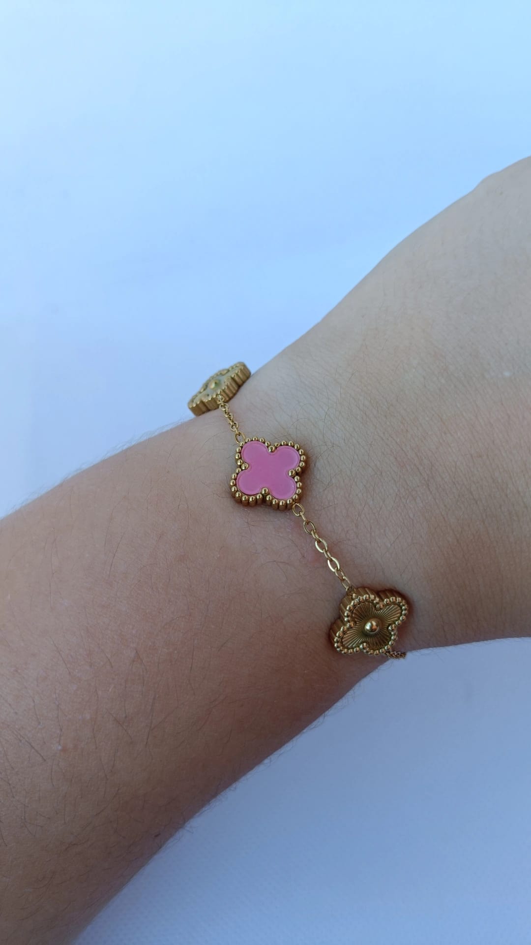 Pulseira de Aço Dourado de 3 Trevos Rosa + 2 Trevos Dourados