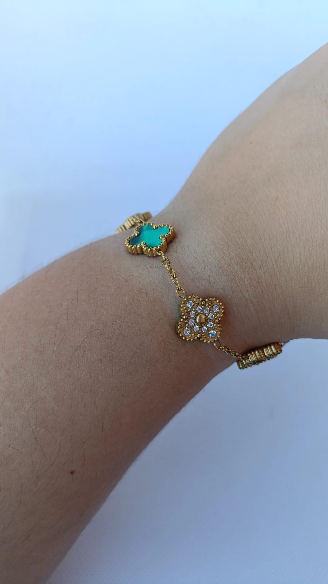Pulseira de Aço Dourado de 5 Trevos Verdes Madrepérola + Brilhantes
