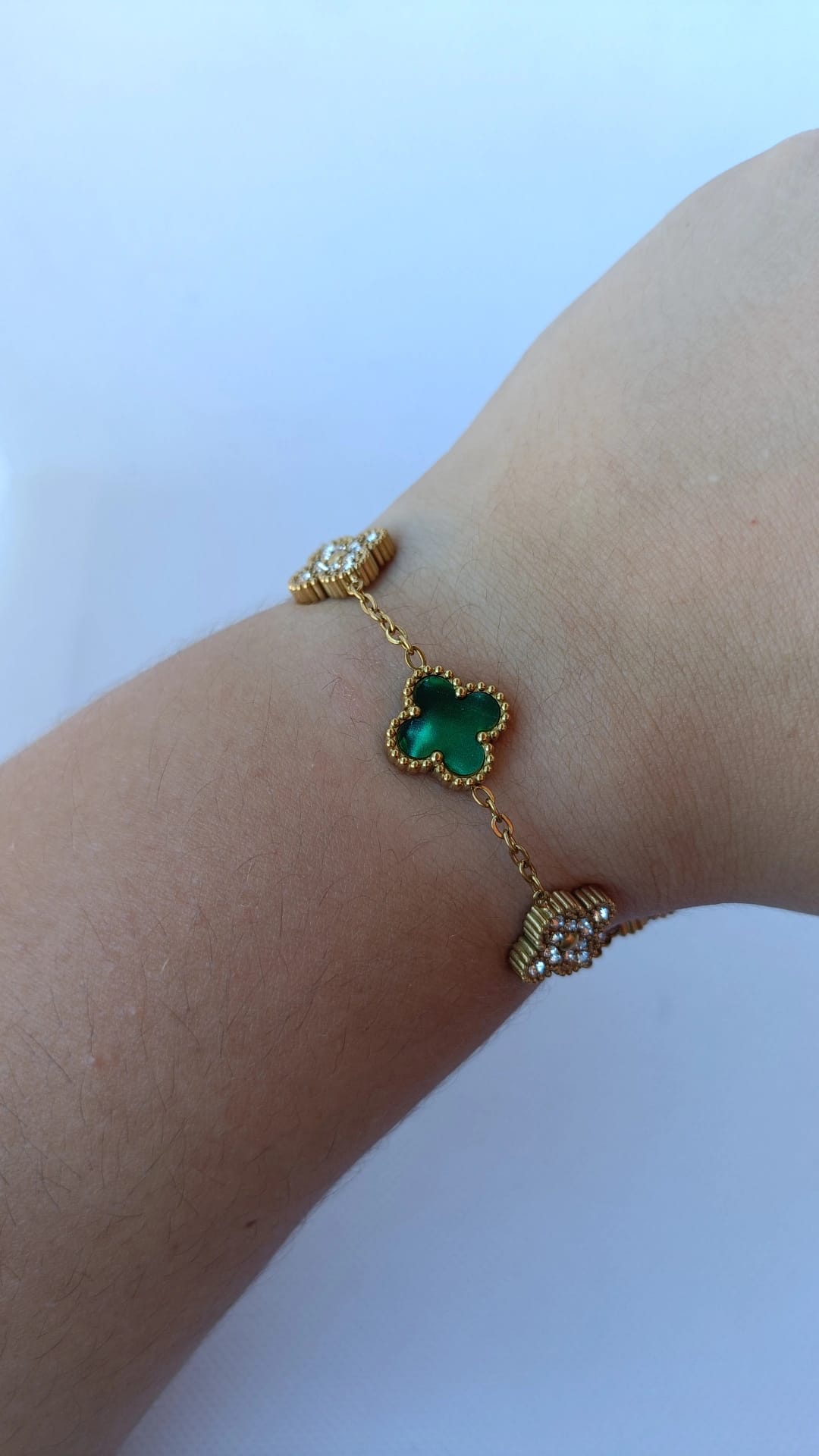 Pulseira de Aço Dourado de 5 Trevos Verdes Madrepérola + Brilhantes