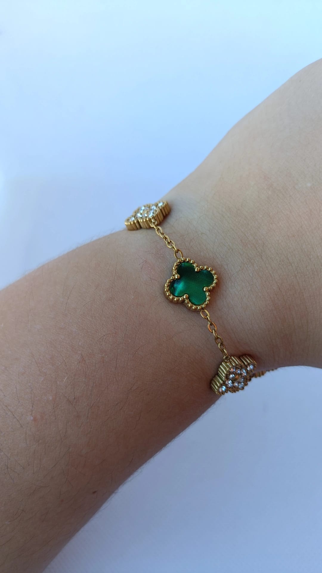 Pulseira de Aço Dourado de 5 Trevos Verdes Madrepérola + Brilhantes