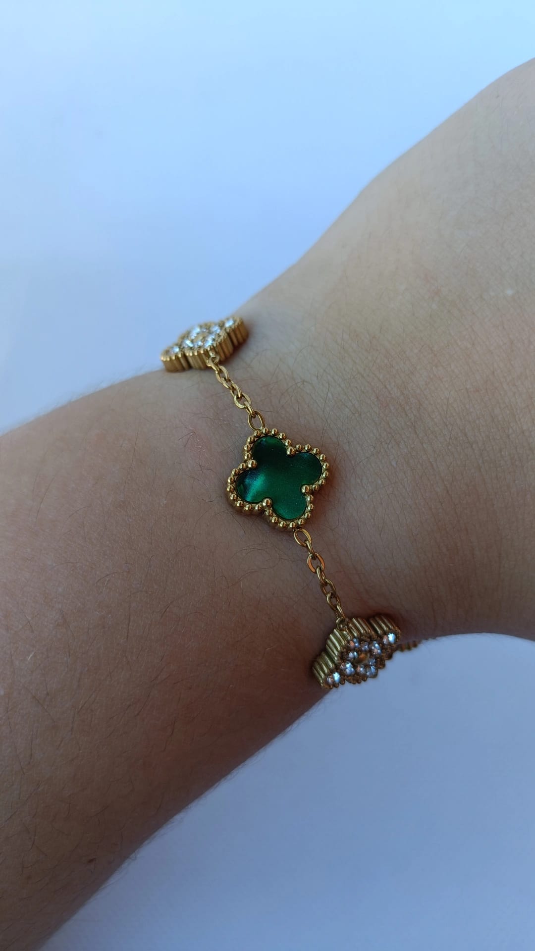 Pulseira de Aço Dourado de 5 Trevos Verdes Madrepérola + Brilhantes