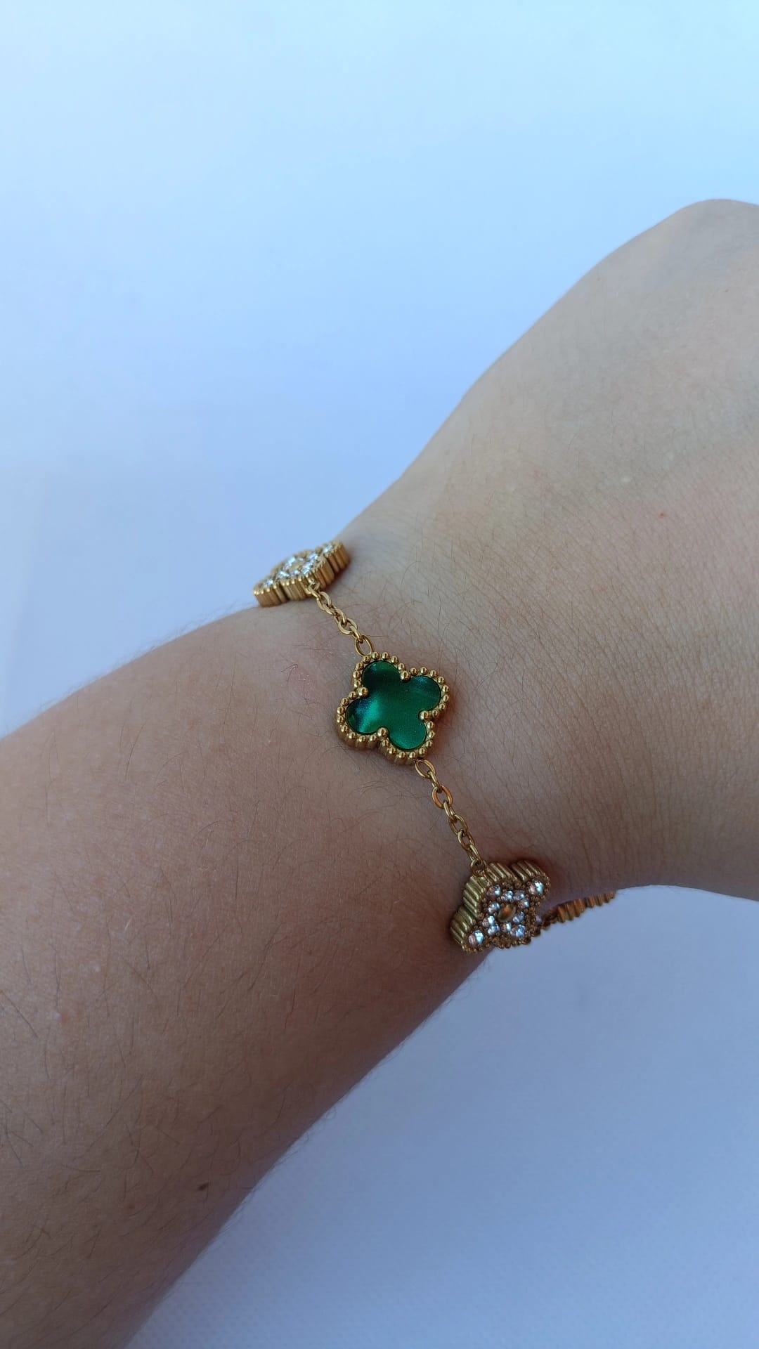 Pulseira de Aço Dourado de 5 Trevos Verdes Madrepérola + Brilhantes