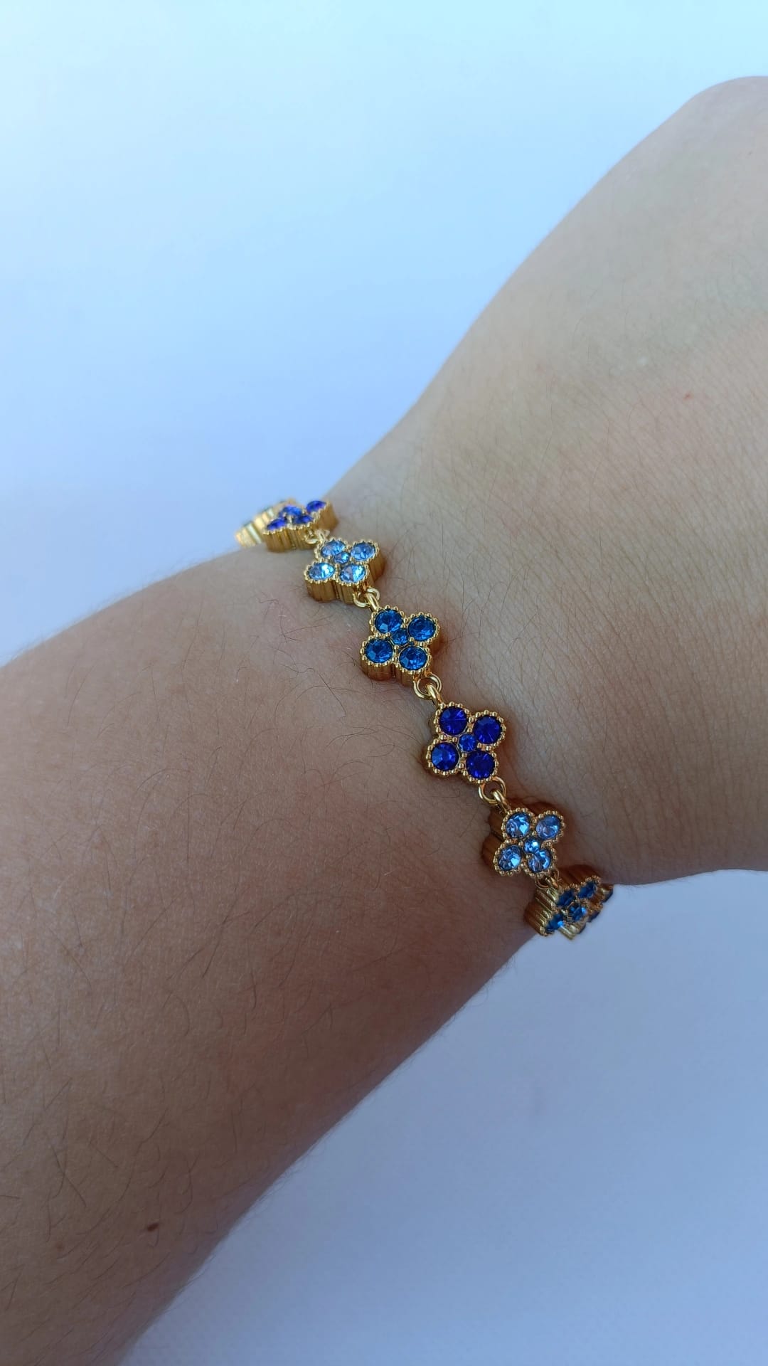 Pulseira de Aço Dourado Inspiração Swarovski de Trevo com Brilhantes Azuis Escuro
