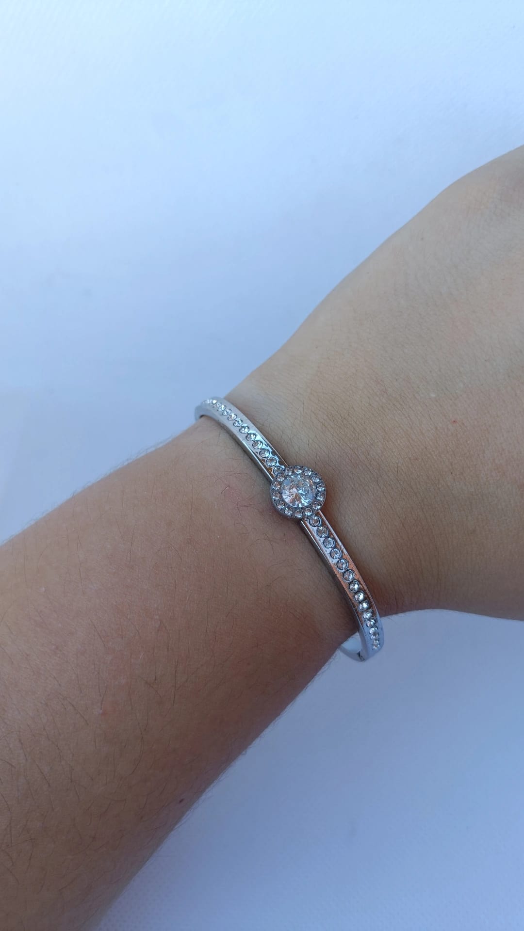 Pulseira de Aço Prateado Rígida com Brilhantes Inspiração Swarovski